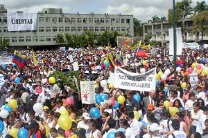 Centrala universitetet i Caracas: Universitetsstudenter, lärare och personal samlades förra onsdagsmorgonen för en protestmarsch mot Chavez hårdnande grepp om yttrandefriheten. (Foto: anonymt)
