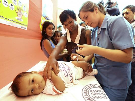 Ett spädbarn får sin vaccinationsspruta. Enligt en ny studie kan det finnas ett samband mellan vaccin och plötslig spädbarnsdöd. (Foto: AFP/HO/MINSA)