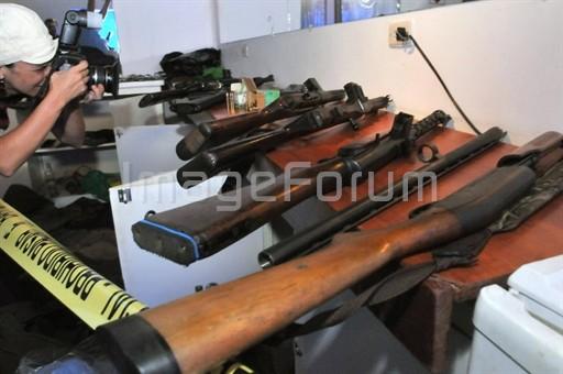 Vapen som beslagtogs i Bolivia i april förra året, De påstås ha använts av yrkessoldater som deltog i en kupp mot flera personer i landets högsta politiska ledning. (Foto: AFP)