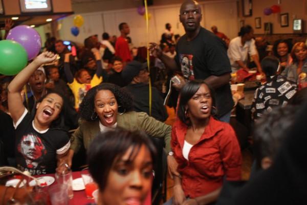 Anhängare till nyvalda presidenten Barack Obama visade sin glädje då de följde valrapporteringen på en bar i Denver, Colorado, där cirka 100 afroamerikaner samlats för att fira segern. (Foto: AFP)