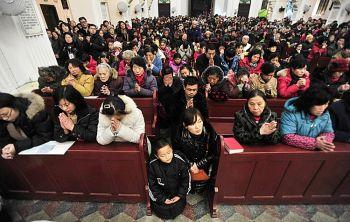 Hundratals kristna kineser deltar i julmässa i en katolsk kyrka i Hubeiprovinsen i Kina 2010. (Foto: STR/AFP/Getty Images)