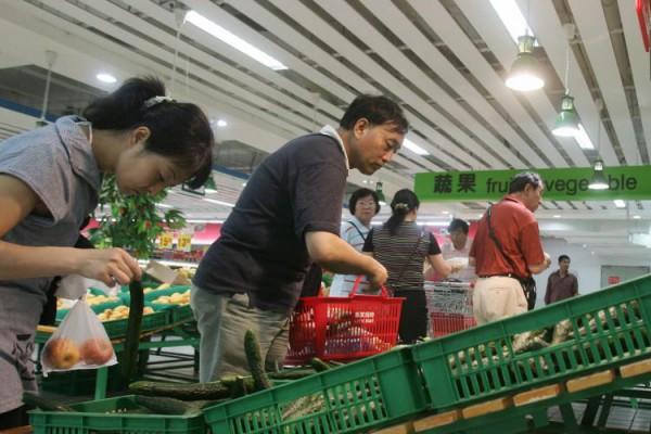 Kineser handlar grönsaker på ett köpcenter i Peking. Kinesiska medier rapporterar nu att ämnet melamin även hittats i grönsaker över hela landet. (Foto: STR/AFP/Getty Images)