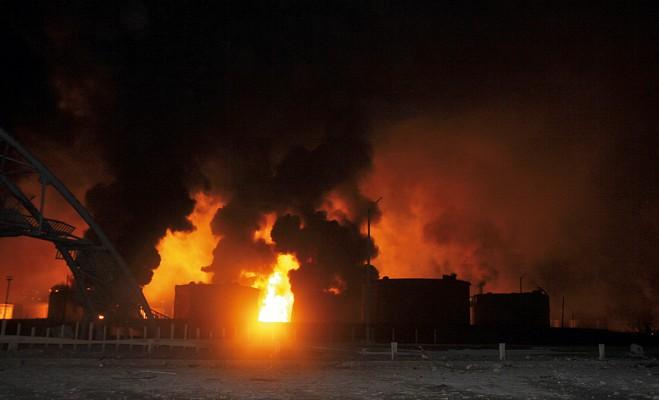 En kraftig explosion vid oljeraffinaderiet i Paraguana, Venezuela, dödade 39 människor, skadade många fler och orsakade omfattande materiella skador. (Foto: AFP Photo med tillstånd av Nuevo Dia)