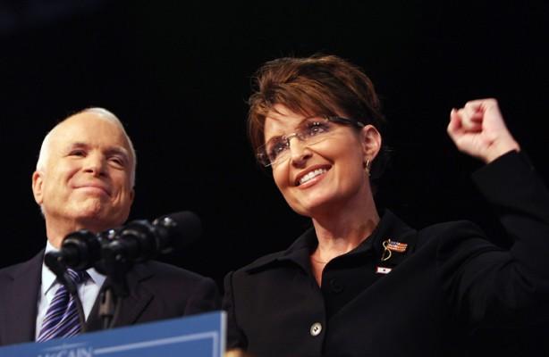 John McCain berättade på fredagen att han valt Alaskaguvernören Sarah Palin till vicepresidentkandidat och parhäst i den upptrappande valkampanjen. (Foto: AFP)