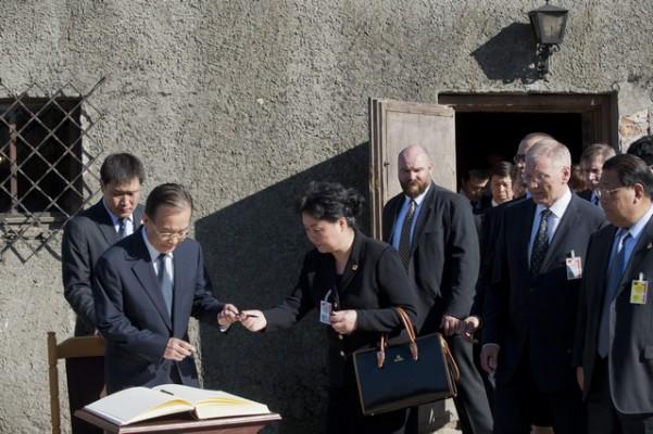 Kinas premiärminister Wen Jiabao undertecknar gästboken efter sitt besök i museet i Auschwitz i Oswiecim, Polen, den 27 april. Han skrev: "Genom att känna till historien kan vi planera för framtiden." (Foto: Pawel Ulatowski / AFP)
