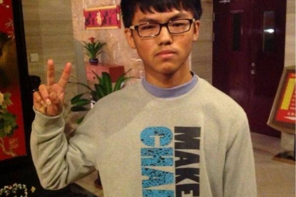 Yang Hui, 16, är en gymnasieelev som bor i Zhangjiahui, Gansu-provinsen. Han anklagades för att ha ”spridit rykten” på internet och lokala myndigheter höll honom frihetsberövad i sju dagar. (Foto: Weibo.com)
