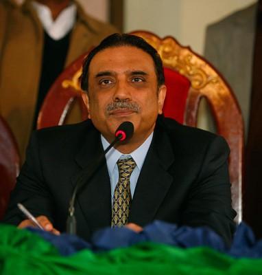 Pakistans Folkpartis ledare Asif Ali Zardari talar under en presskonferens 20 februari i Peshawar, Pakistan. Zardari valdes till president 6 september. (Paula Bronstein/ Getty Images)