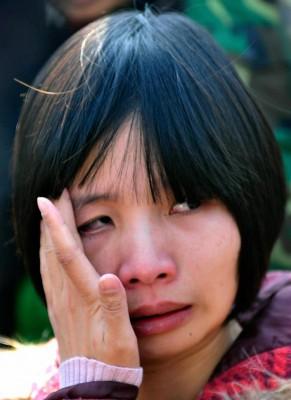 Zeng Jinyan, gift med människorättsaktivisten Hu Jia, grät utanför rättssalen efter att hennes make dömts till tre års fängelse i april i år. Hon försvann spårlöst dagen före OS-invigningen. (Foto: Teh Eng Koon/AFP/Getty Images)