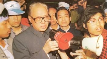 Zhao Ziyang besökte studenter som protesterade på Himmelska fridens torg innan massakern den 4 juni 1989. (Weibo.com)