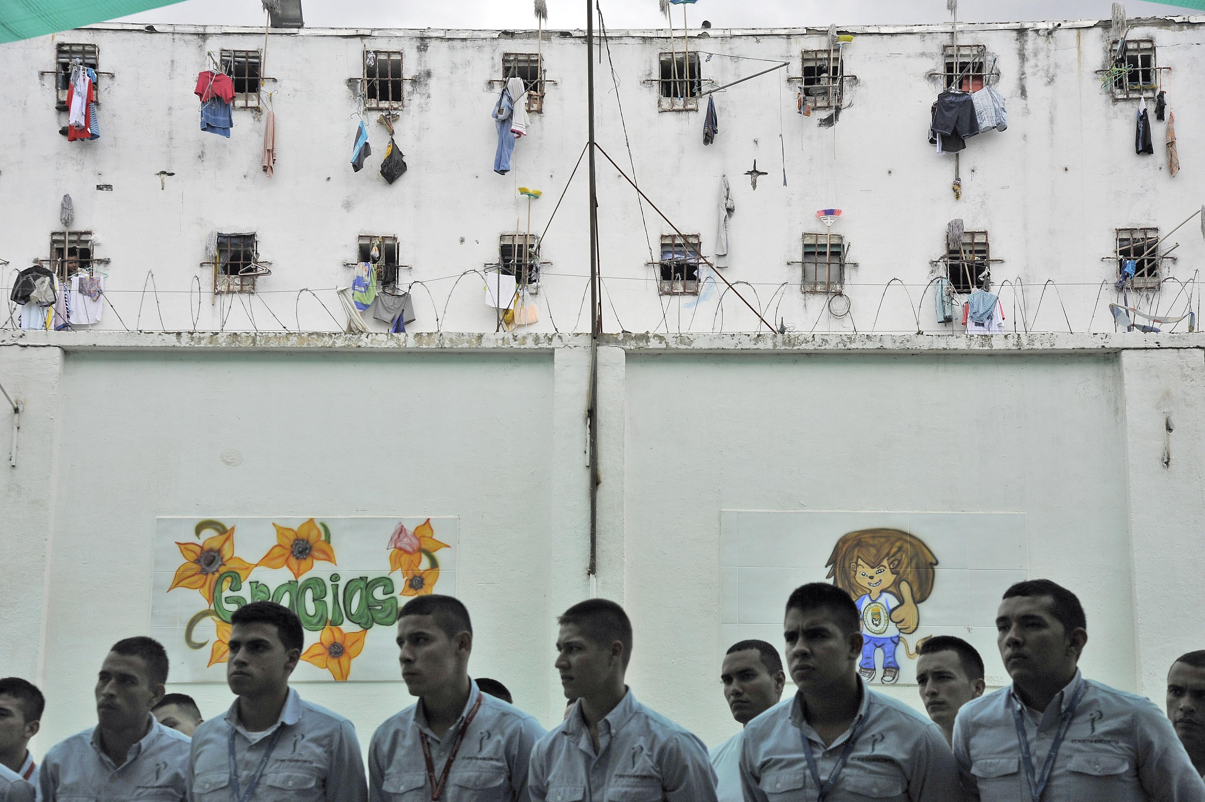 Mandela-reglerna betonar fångars och andra frihetsberövades mänskliga värde. Bilden visar fångar i ett colombianskt fängelse. (Foto: Guillermo Legaria /AFP/Getty Images)