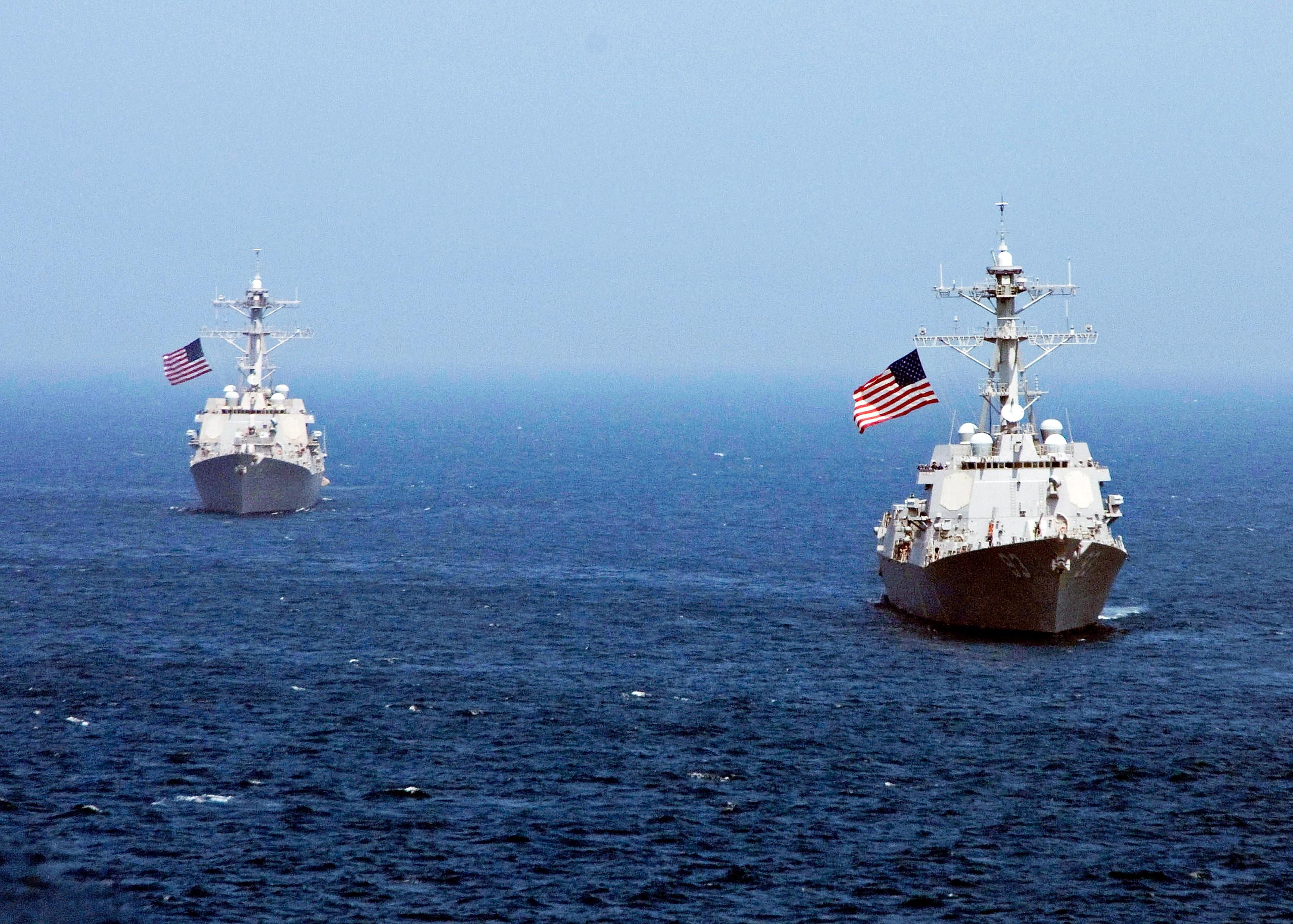Till vänster syns USS Lassen, den jagare som USA skickat in i vatten som Kina hävdar suveränitet över. (John J. Mike/U.S. Navy via Getty Images)