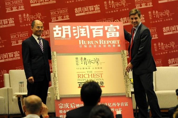 Rupert Hoogewerf (höger) presenterar Hurun Report, en rapport över Kinas rikaste, 19 oktober 2015. Uppföljningar i statliga medier har visat att nio av tio på listan har kopplingar till kommunistpartiet. (Wang Zhao/AFP/Getty Images)
