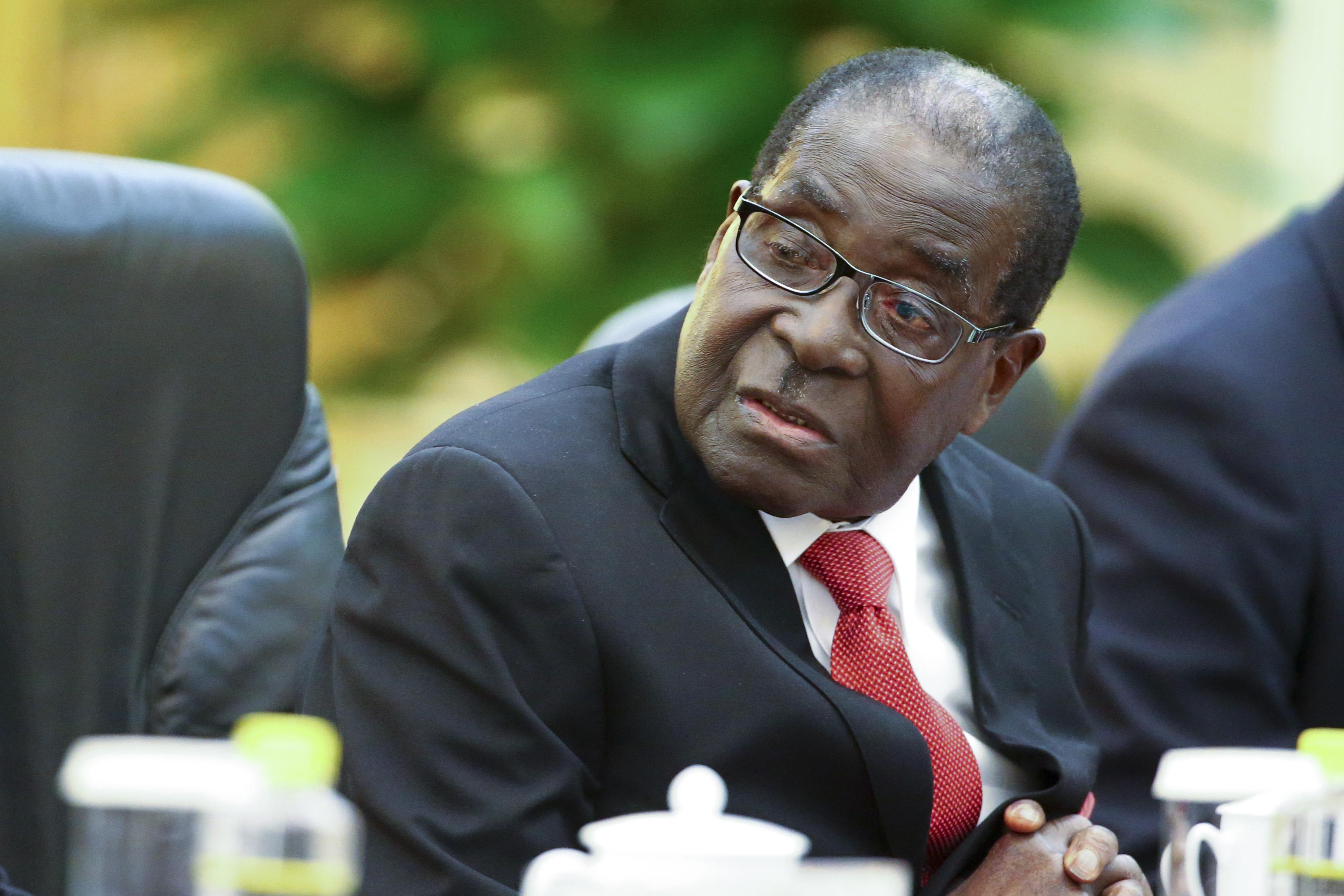 Zimbabwes president Robert Mugabe besöker Kina 2014. Mugabe, som har goda kontakter med Kina, har nu tilldelats ett kontroversiellt kinesiskt fredspris.  (Diego Azubel-Pool/Getty Images)