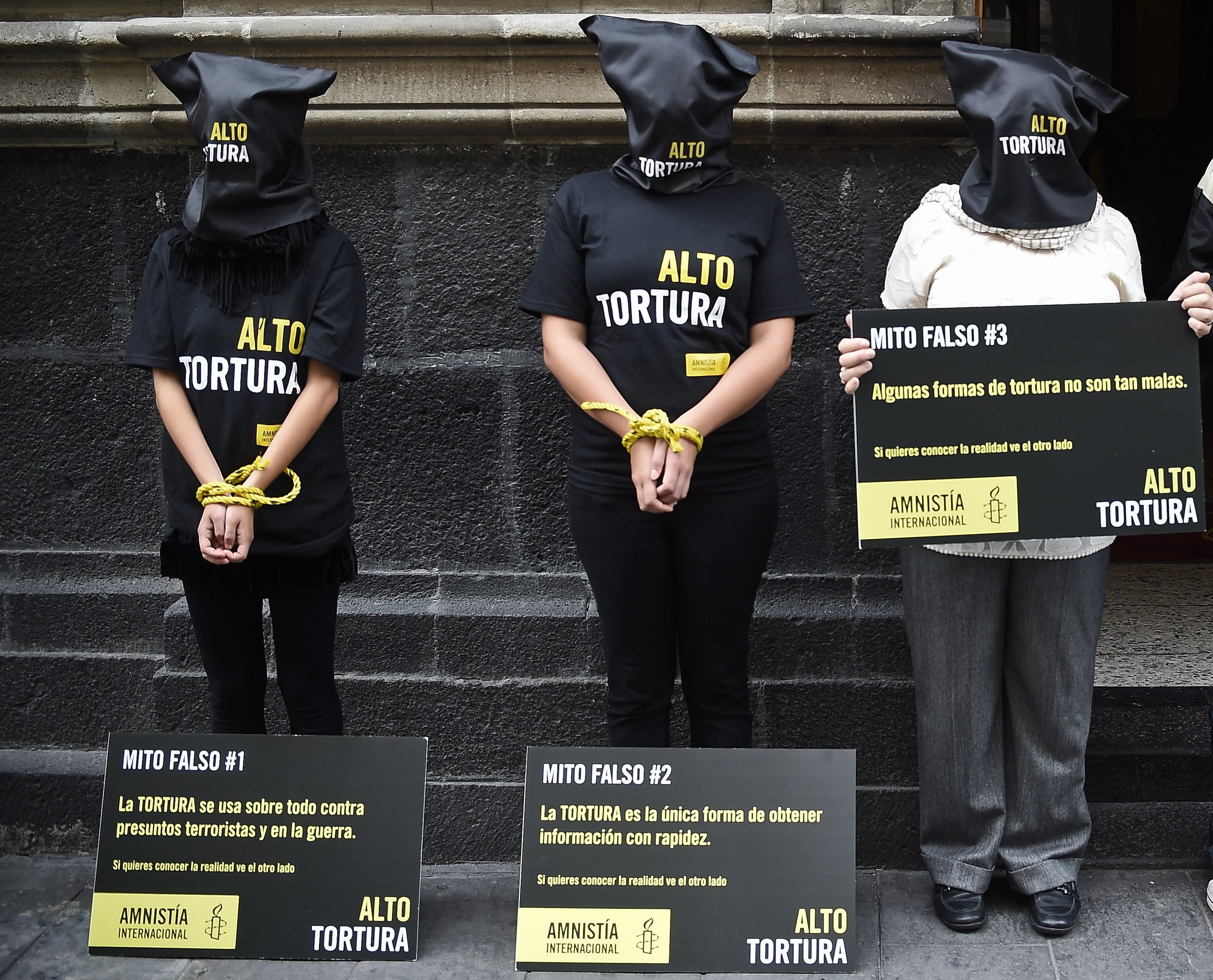 Amnesty International protesterar mot tortyr i samband med att rapporten Out of Control: Torture and other ill-treatment in Mexico i september 2014. (Foto: Ronaldo Schemidt /AFP/Getty Image)
