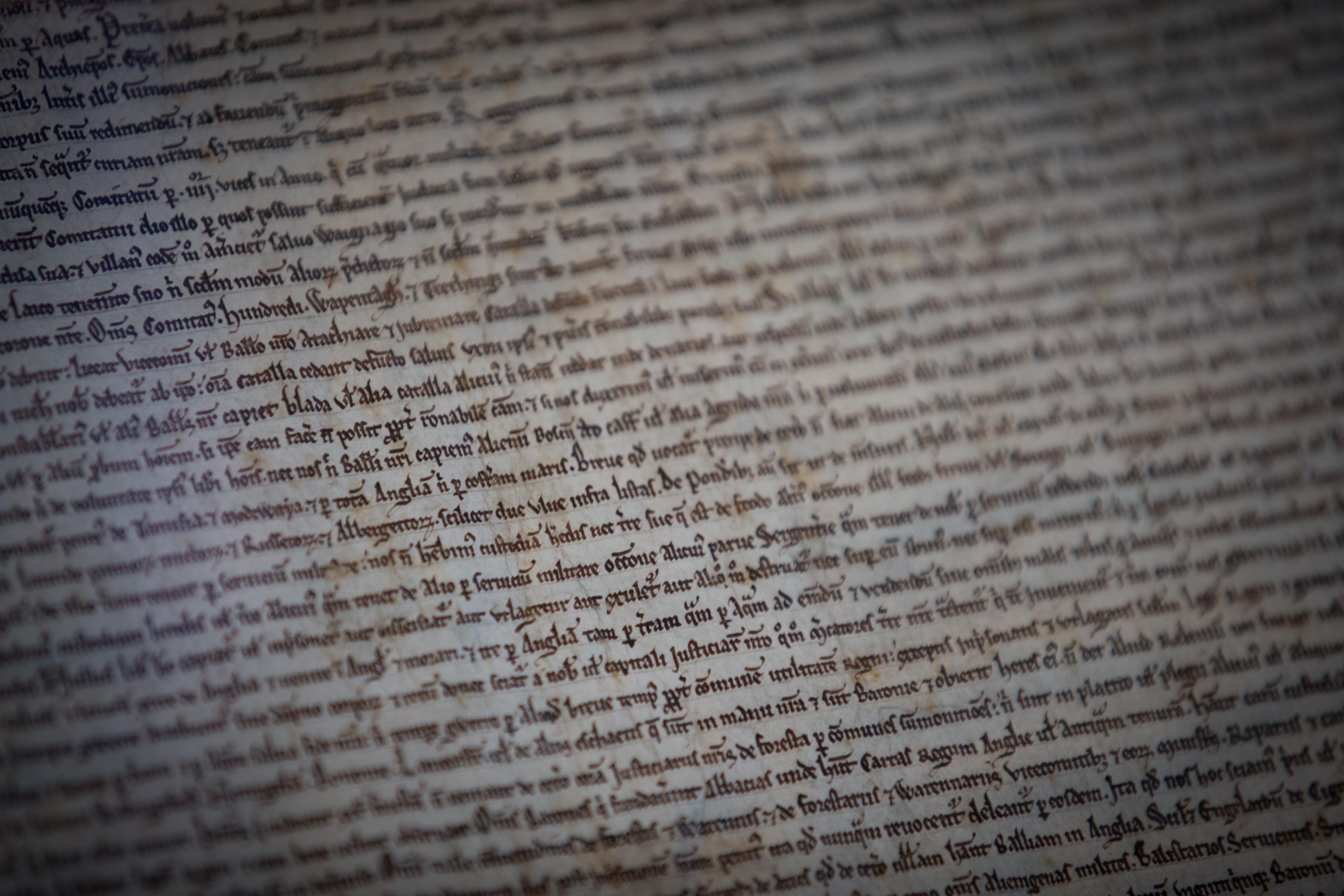 En kopia av Magna Charta som finns i Salisbury Cathedral i England. (Matt Cardy/Getty Images)
