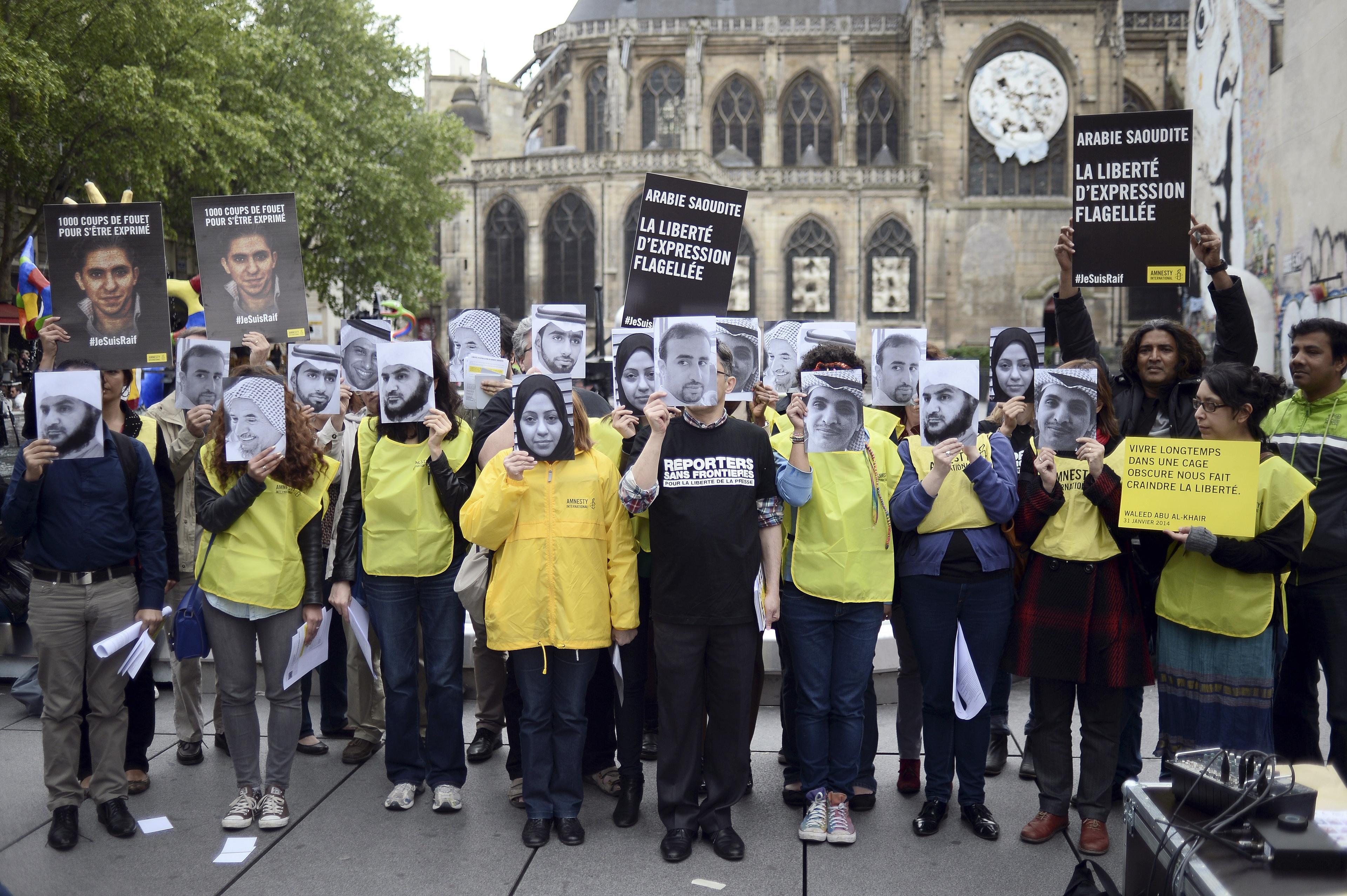 I juni fastställde Högsta domstolen i Saudiarabien domen på tio års fängelse och 1000 piskrapp för den saudiske bloggaren Raid Badawi, vilket föranledde protester bland annat från Frankrike. (Foto: Stephane De Sakutin/AFP/Getty Image)