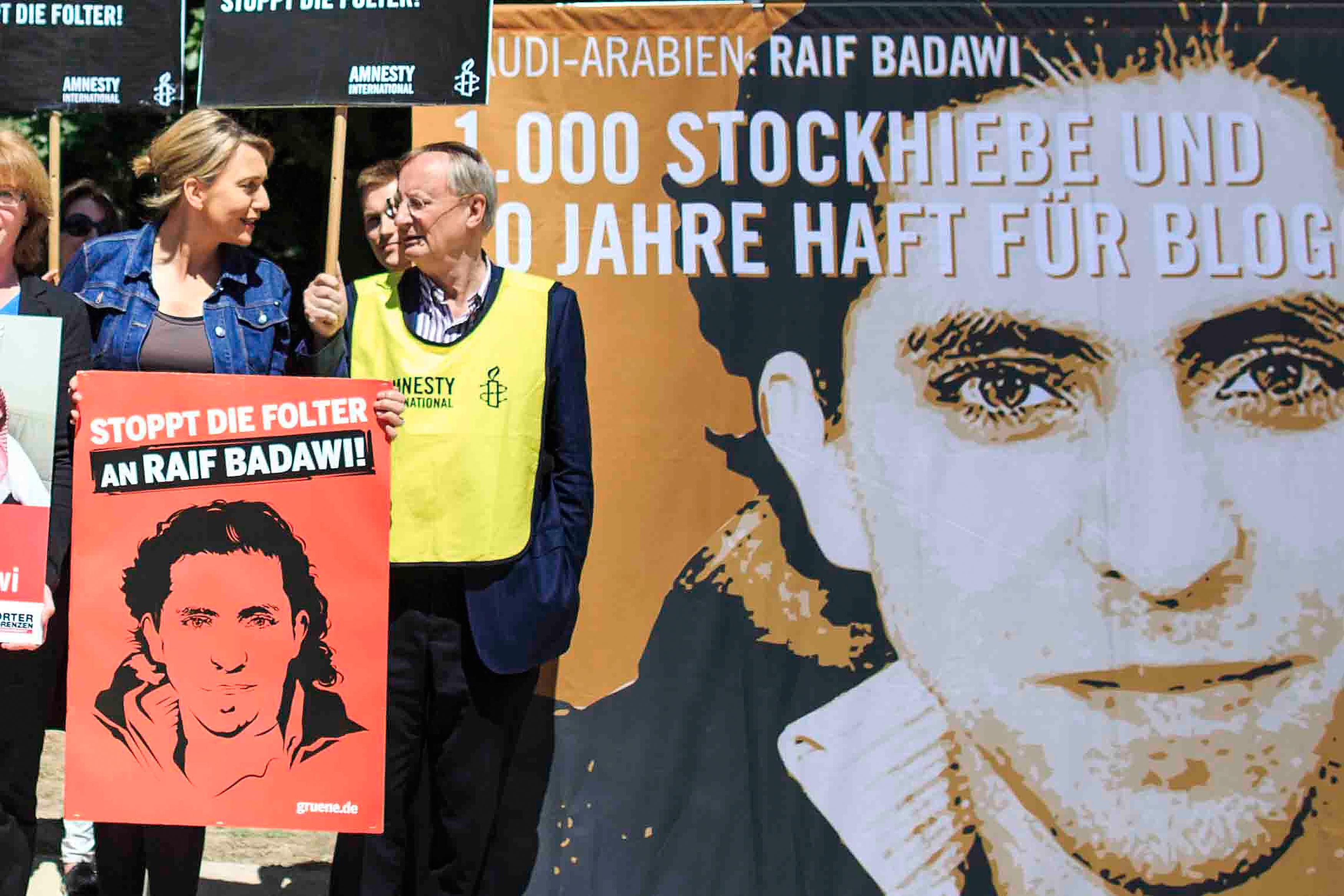 Ett plakat med Raif Badawi hålls upp vid en demonstration i Berlin i juni 2015. (Foto: Carsten Koali/Getty Image)