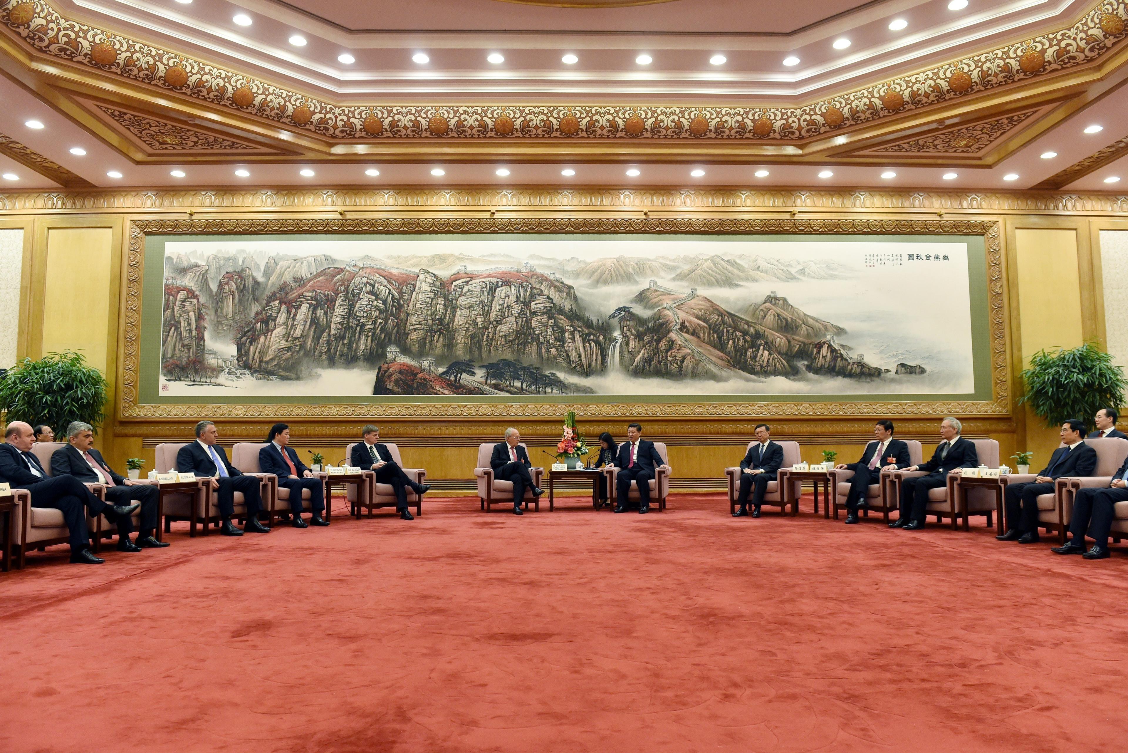  Kinas president Xi Jinping (mitten till höger) möter delegaterna som deltar i ceremonin för avsiktsförklaring med löfte om de skulle ansluta sig till Asian Infrastructure Investment Bank (AIIB) vid Folkets stora hall i Peking den 29 juni, 2015. (Foto: Wang Zhao /AFP/ Getty Images)
