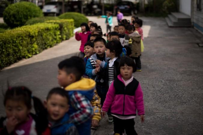 Skolbarn i Rudong, Jiangsuprovinsen. Kinas lättnad i familjeplaneringspolitiken har inte lett till någon entusiasm bland analytiker.  (JOHANNES EISELE/AFP/Getty Images)