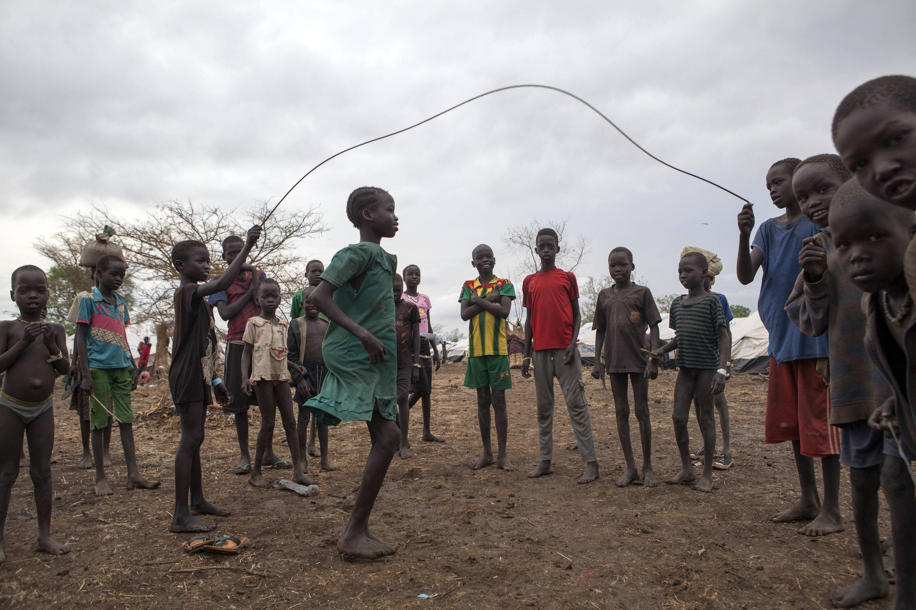 Barn från Sydsudan hoppar rep i Kules flyktingläger i Etiopiens Gambela-region. Flyktingarna i det fattiga Etiopien har det mycket svårt. (Foto: AFP/Getty Image)