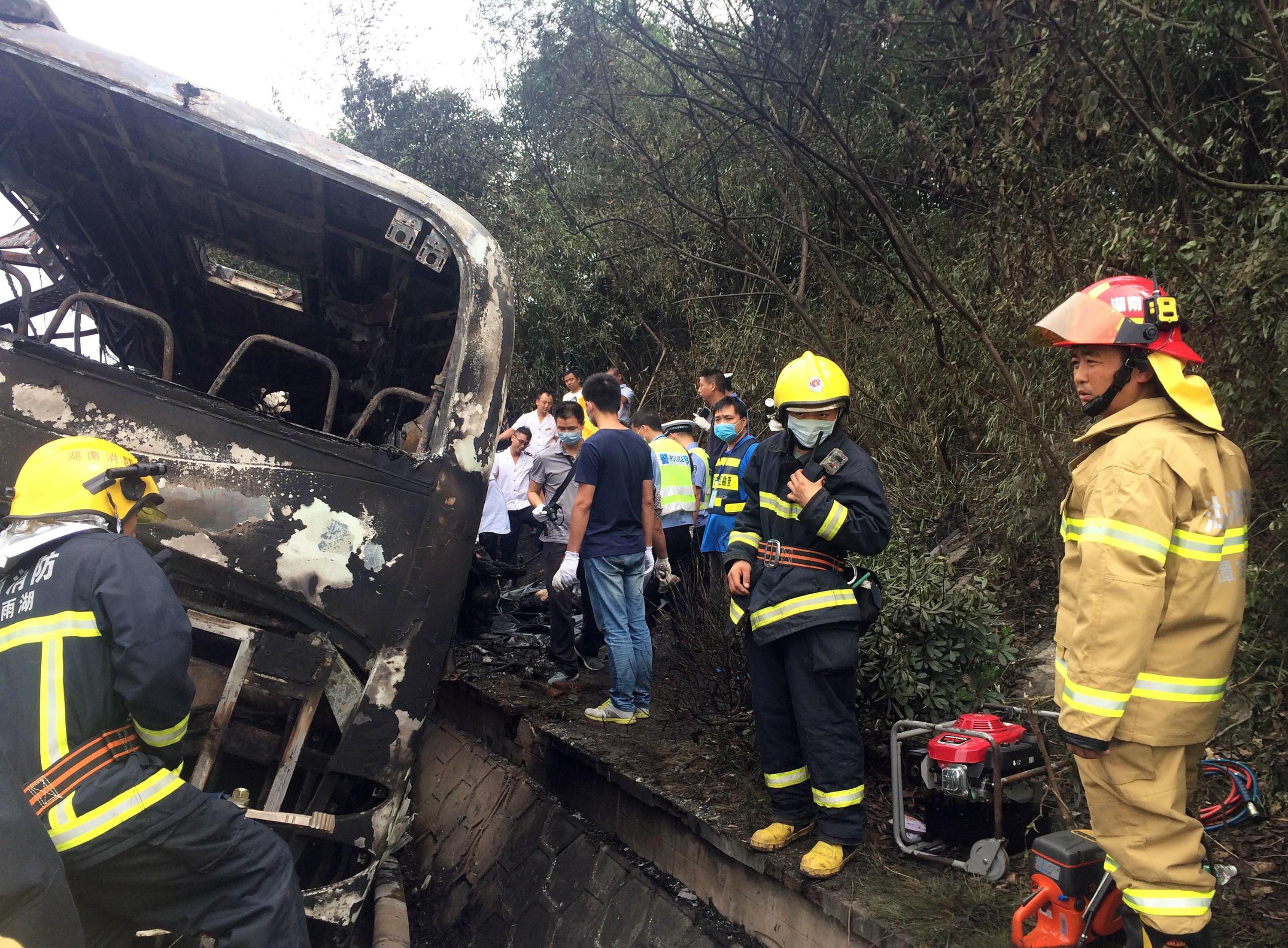 Räddningspersonal vid en olycka med en buss och lastbil. 22 personer omkom den 25 september 2015, Xiangtan Kina. (Foto: STR/AFP/Getty Images)