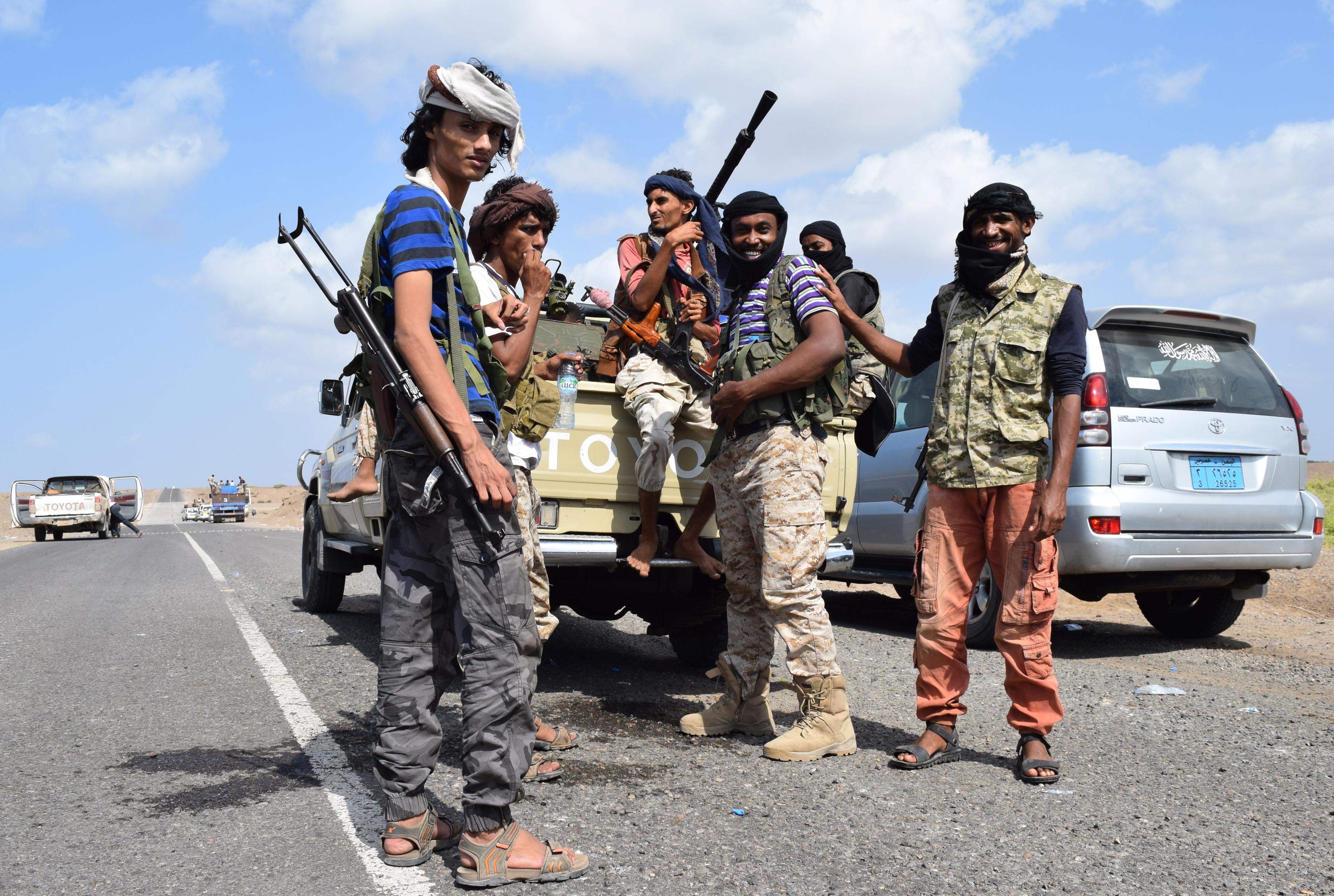 Regeringsvänliga styrkor i Jemen poserar för kameran. I staden Taiz har miljontals människor fastnat i striderna mellan de regeringsvänliga styrkorna och shiitiska rebeller. Mångas liv står i spel eftersom det är brist på mediciner och rent vatten i staden. (Foto: Saleh Al-Obeidi/AFP/Getty Images)