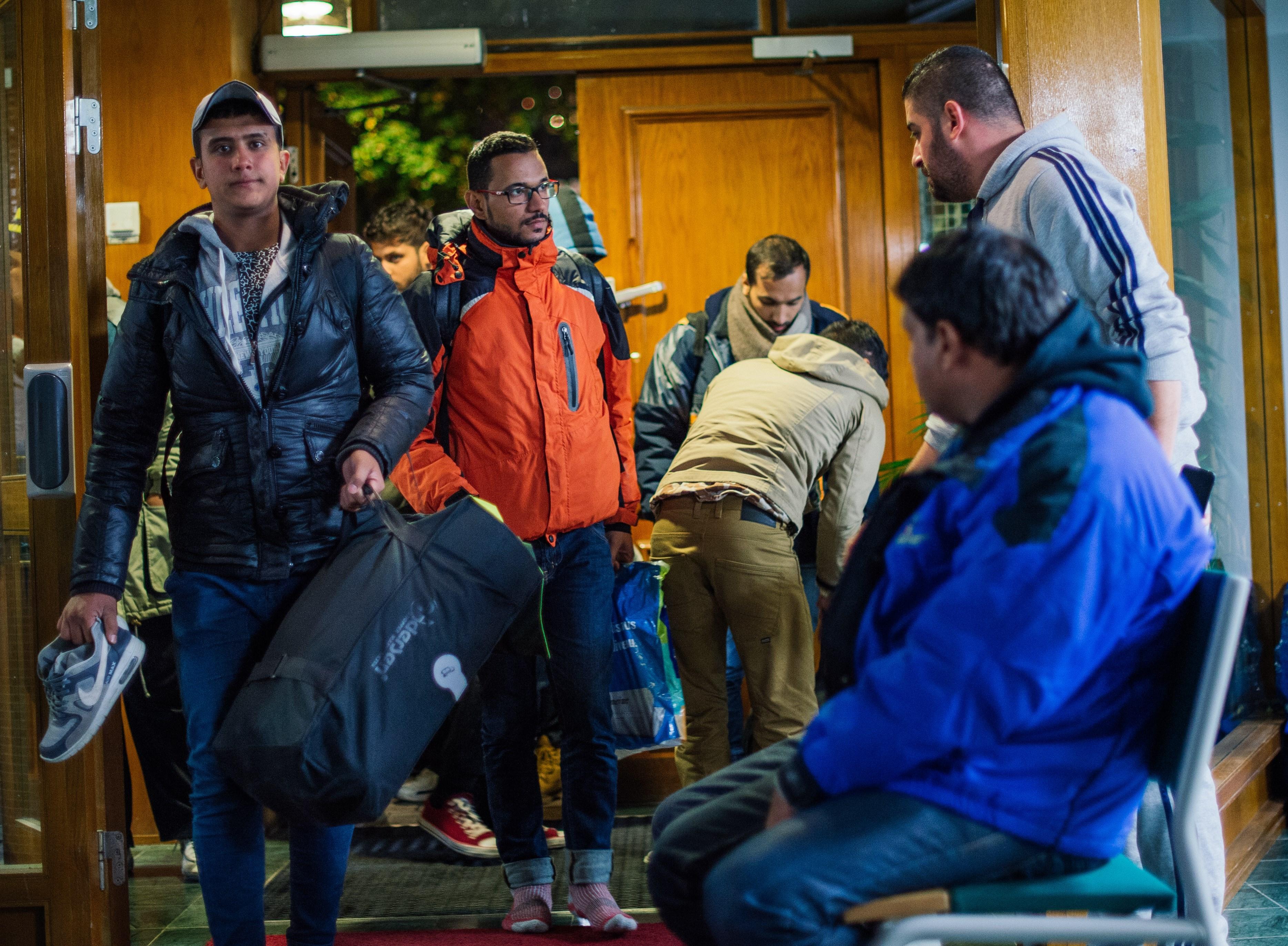 Flyktingar anländer till Stockholms central den 15 oktober 2015. Regeringen planerar nu om budgeten för att kunna täcka kostnader för ökad flyktingmottagning.        (Foto: Jonathan Nackstrand/AFP/Getty Images)