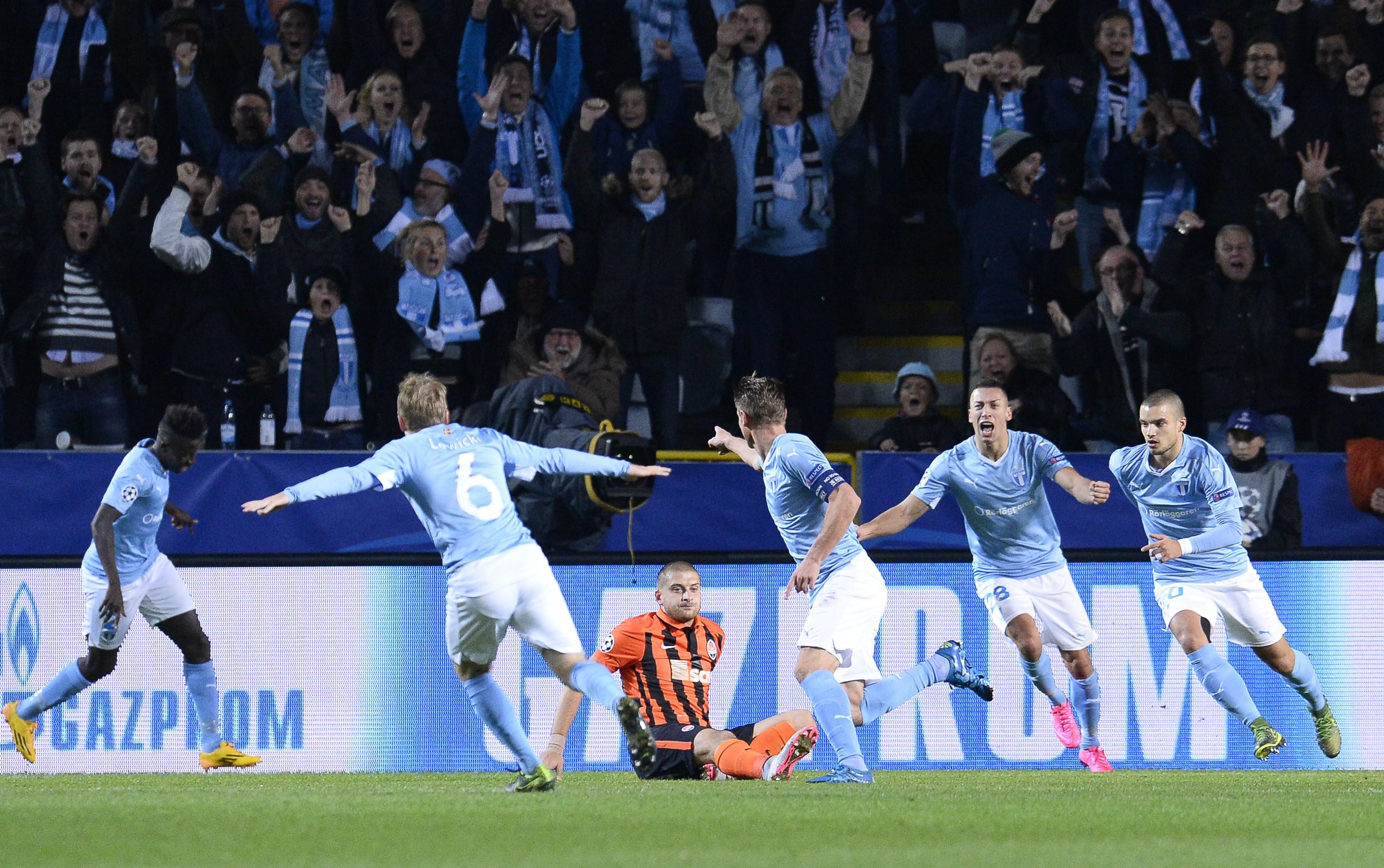 Malmöspelarna firar efter Markus Rosenbergs 1-0-mål. (Foto: Jonathan Nackstrand  /AFP/Getty Images)