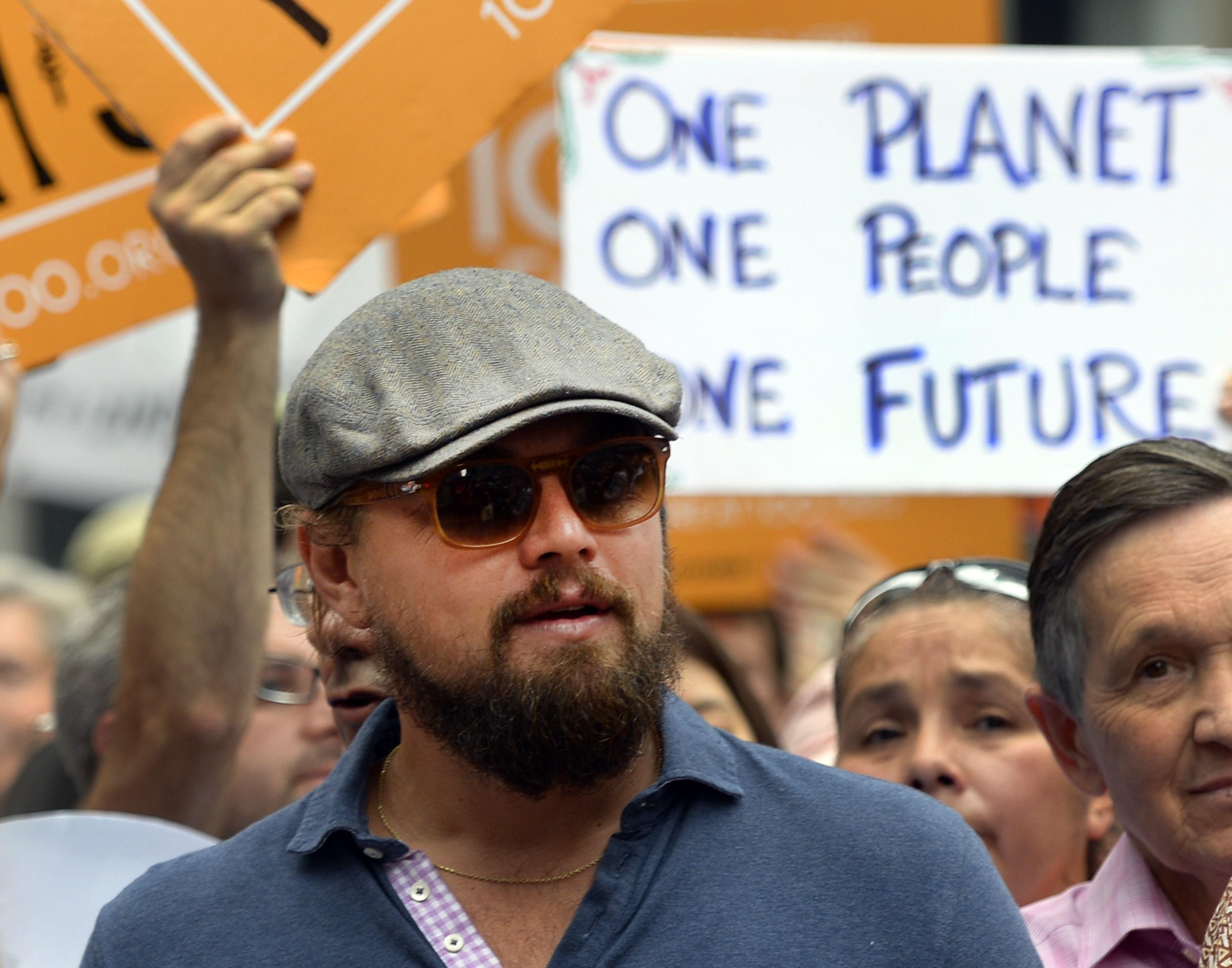 Skådespelaren Leonardo DiCaprio är engagerad i miljöfrågor. Här promenerar han på 6:e avenyn under People's Climate March den 21 september 2014 i New York. (Foto: Timothy A Clary  /AFP/Getty Images)