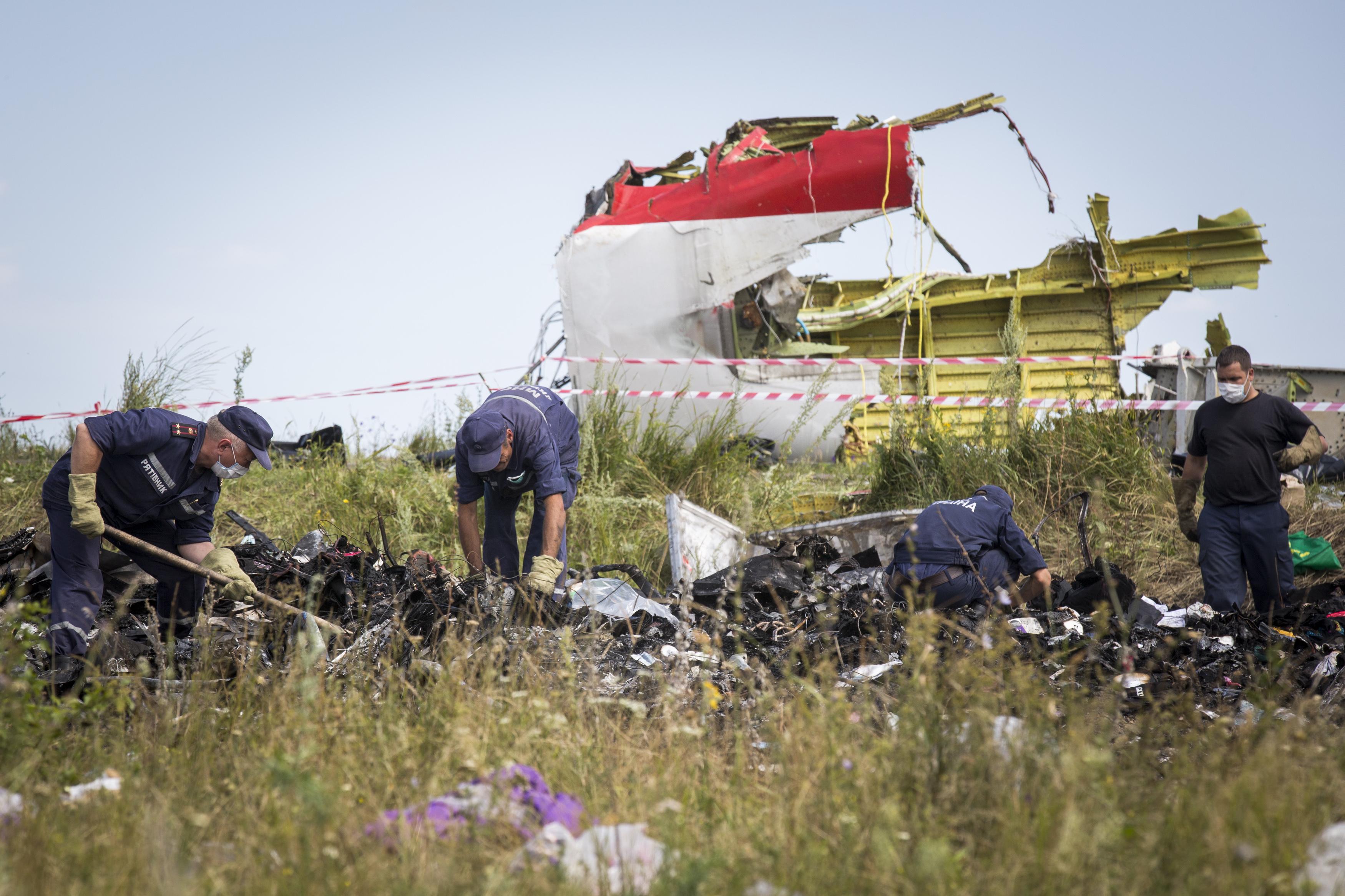 Räddningspersonal från Ukraina söker igenom vrakdelarna efter det nedskjutna planet MH17 från Malaysia Airlines den 20 juli 2014.
(Foto: Rob Stothard/Getty Image