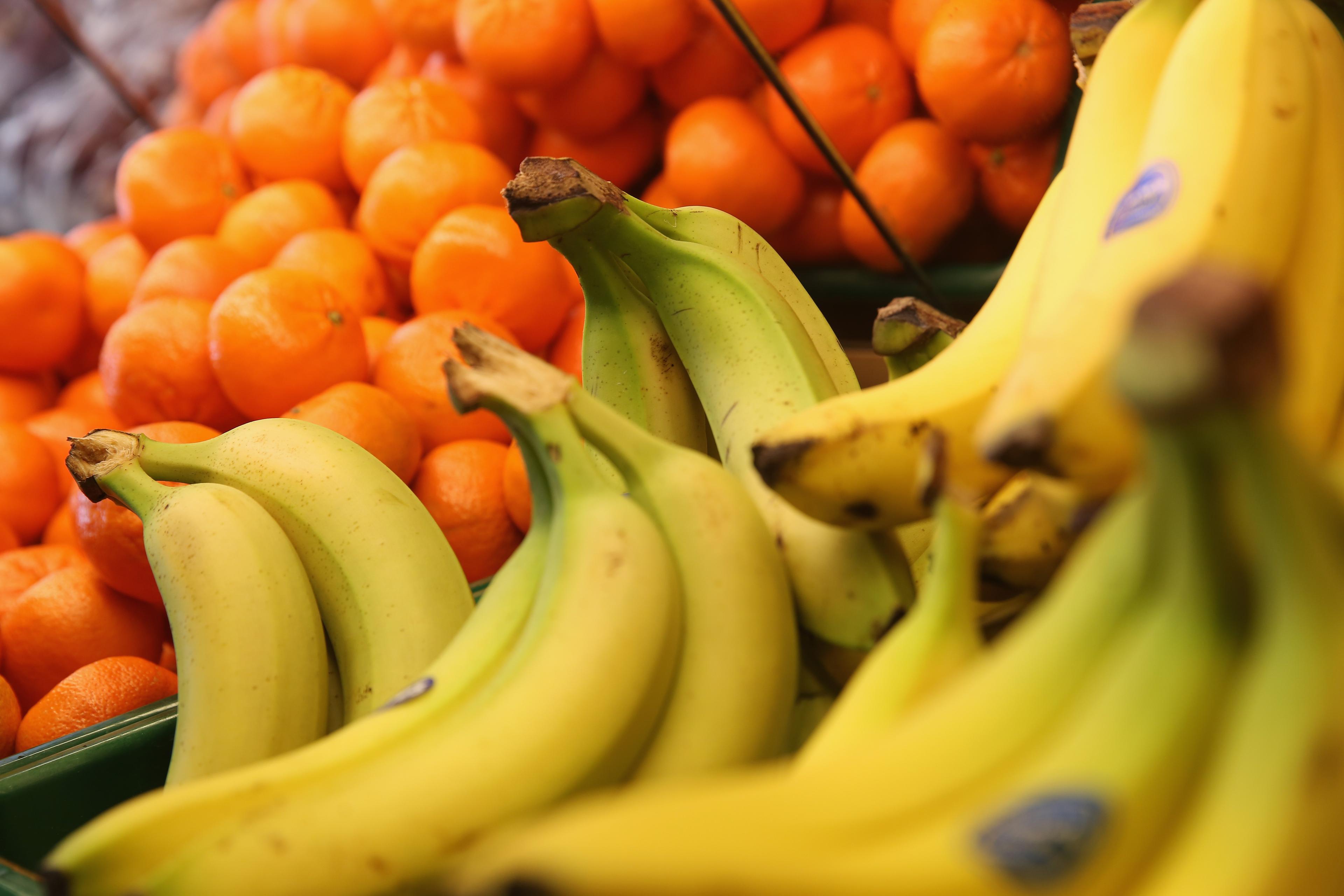 Butikerna slänger mängder med mat, ibland för att kunden inte vill köpa den sista frukten, nu ska forskare på Högskolan i Borås få oss att förstå ur ett miljöperspektiv och ekonomiskt perspektiv så att vi ändrar beteende. (Foto: Christopher Furlong /Getty Image)