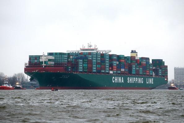 Världens största containerfartyg, CSCL Globe of the China Shipping Group, kan frakta 19 000 containrar. (Foto: Joern Pollex /AFP/Getty Images)