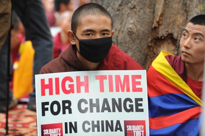 En tibetansk demonstrant i New Delhi, Indien. Kina har meddelat att man har ett nytt system för gränsbevakning, som analytiker fruktar kommer att drabba tibetaner som försöker fly ut ur Kina. (Raveendran/AFP/Getty Images)