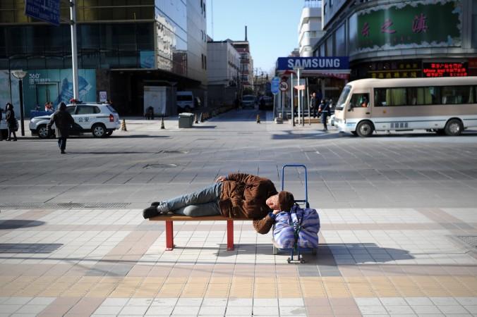 En gammal man på en bänk i Peking. Allt fler kinesiska pensionärer bor helt ensamma, som ett resultat av ettbarnspolitiken.  (Wang Zhao/AFP/Getty Images)