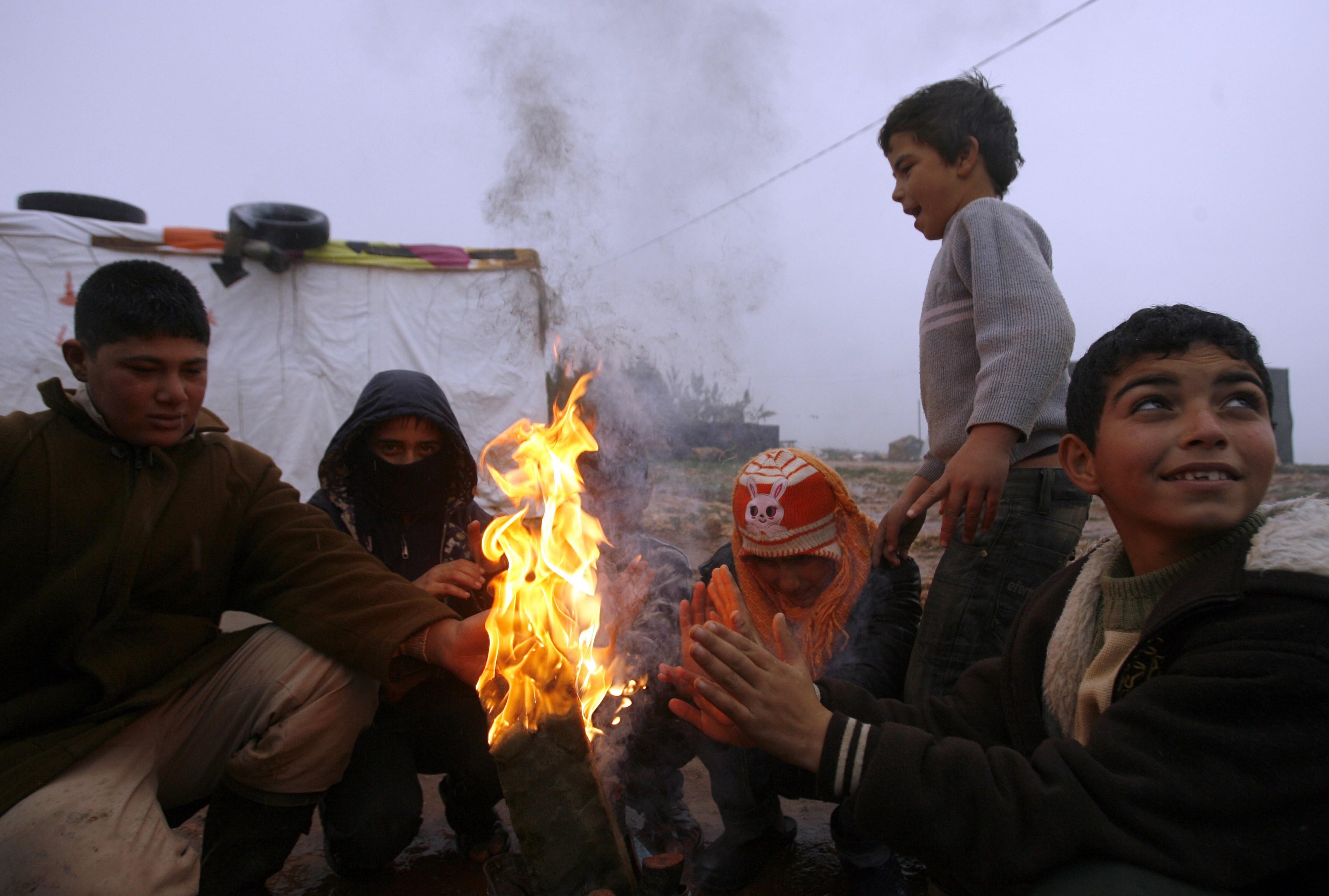 Hjälpbehovet ökar när vintern nalkas och situationen blir hårdare för de människor som flytt kriget i Syrien. (Foto: Mahmoud Zayyat/AFP/Getty Images