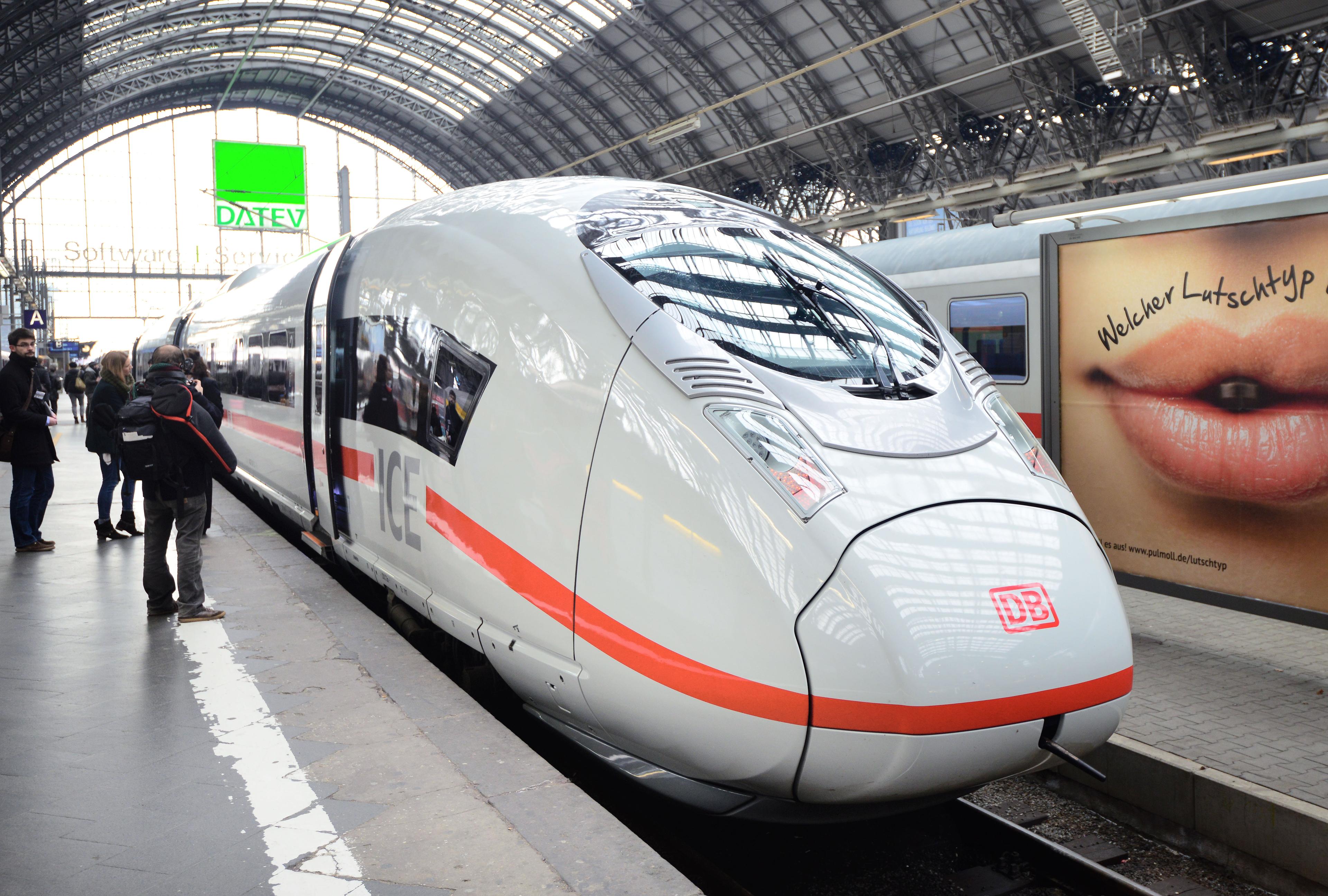  Den senaste generationen av ICE 3 Deutsche Bahn höghastighetståg, version 407. Tåget står vid centralstationen den 18 februari 2014 i Frankfurt/Main, Tyskland under en mediepresentation. Tåget är byggd av Siemens, har medgivande för en toppfart på 320 km per timme i Frankrike. I Tyskland är toppfarten cirka 300 kilometer per timme. (Foto: Thomas Lohnes / Getty Images)