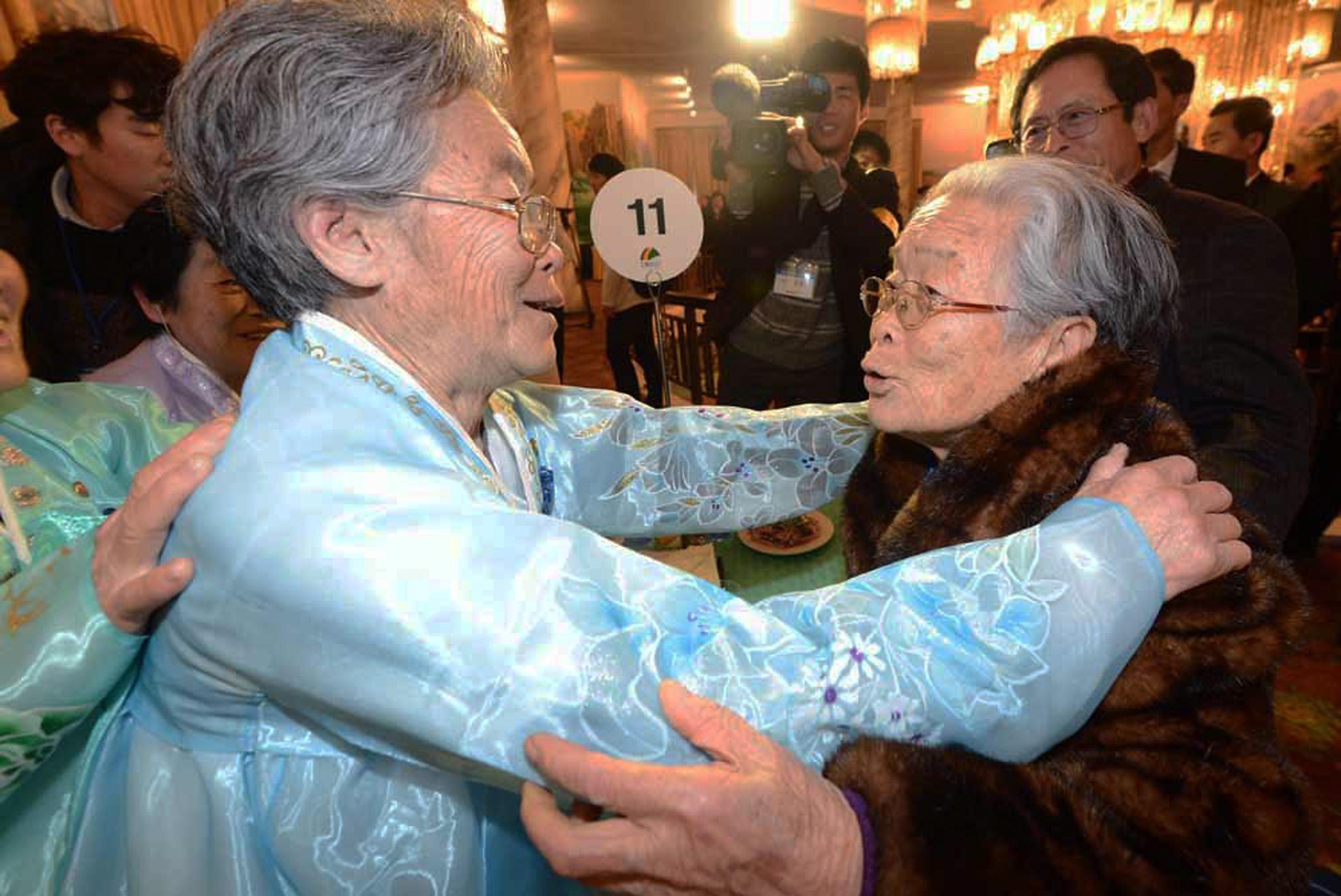 Sydkoreanska Kim Sung-Yoon, 96, (till höger) träffar sin nordkoreanska syster vid en familjeåterförening i Nordkorea den 20 februari 2014. De hade inte träffats på 60 år. (Foto: Fotografpool /Getty Image)