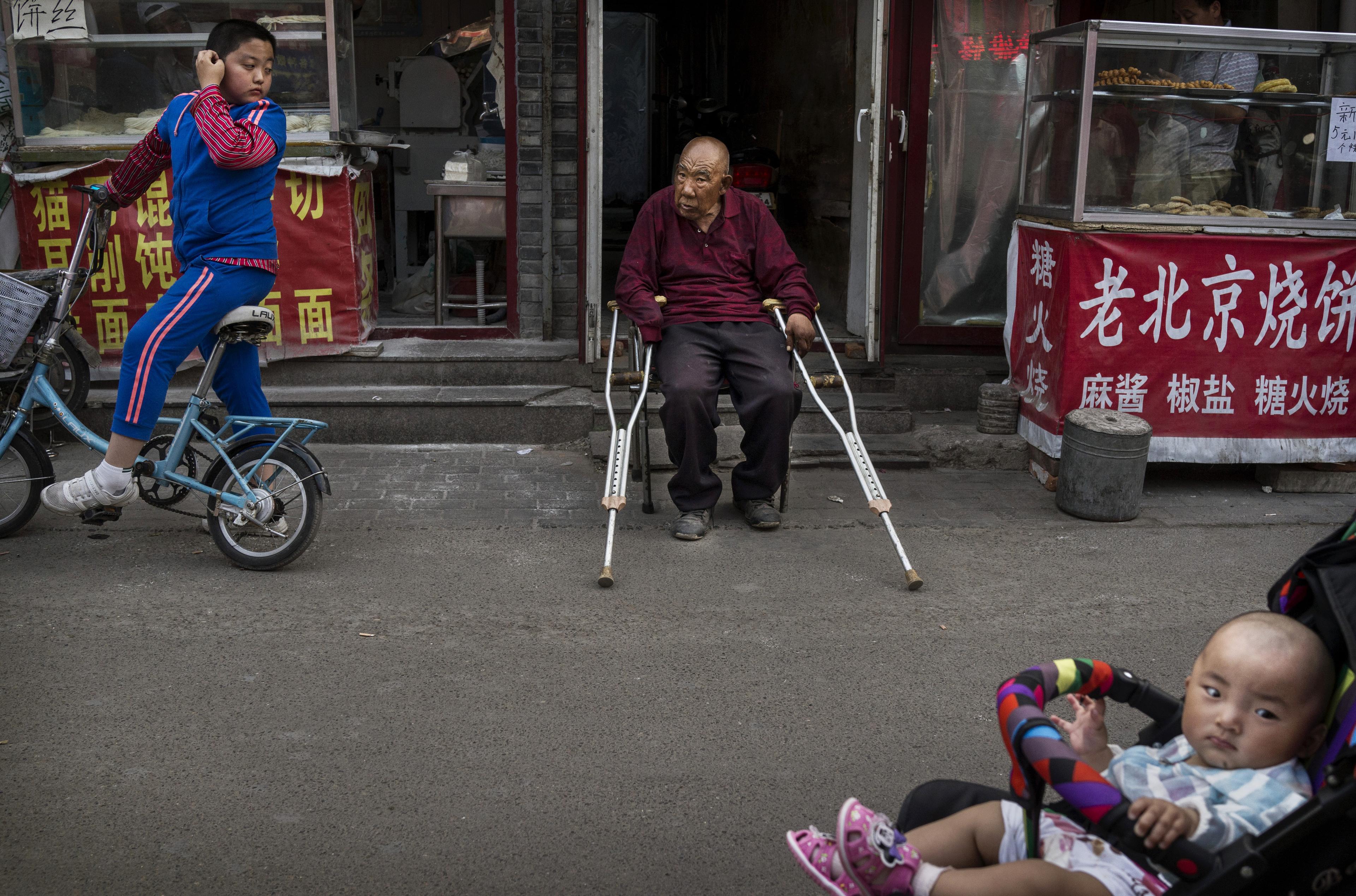 Kinas problematiska åldersstatistik kan kanske se lite bättre ut genom att man inkluderar de 13 miljoner människor som i nuläget inte finns med i hushållsregistreringssystemet.  (Foto: Kevin Frayer / Getty Images)