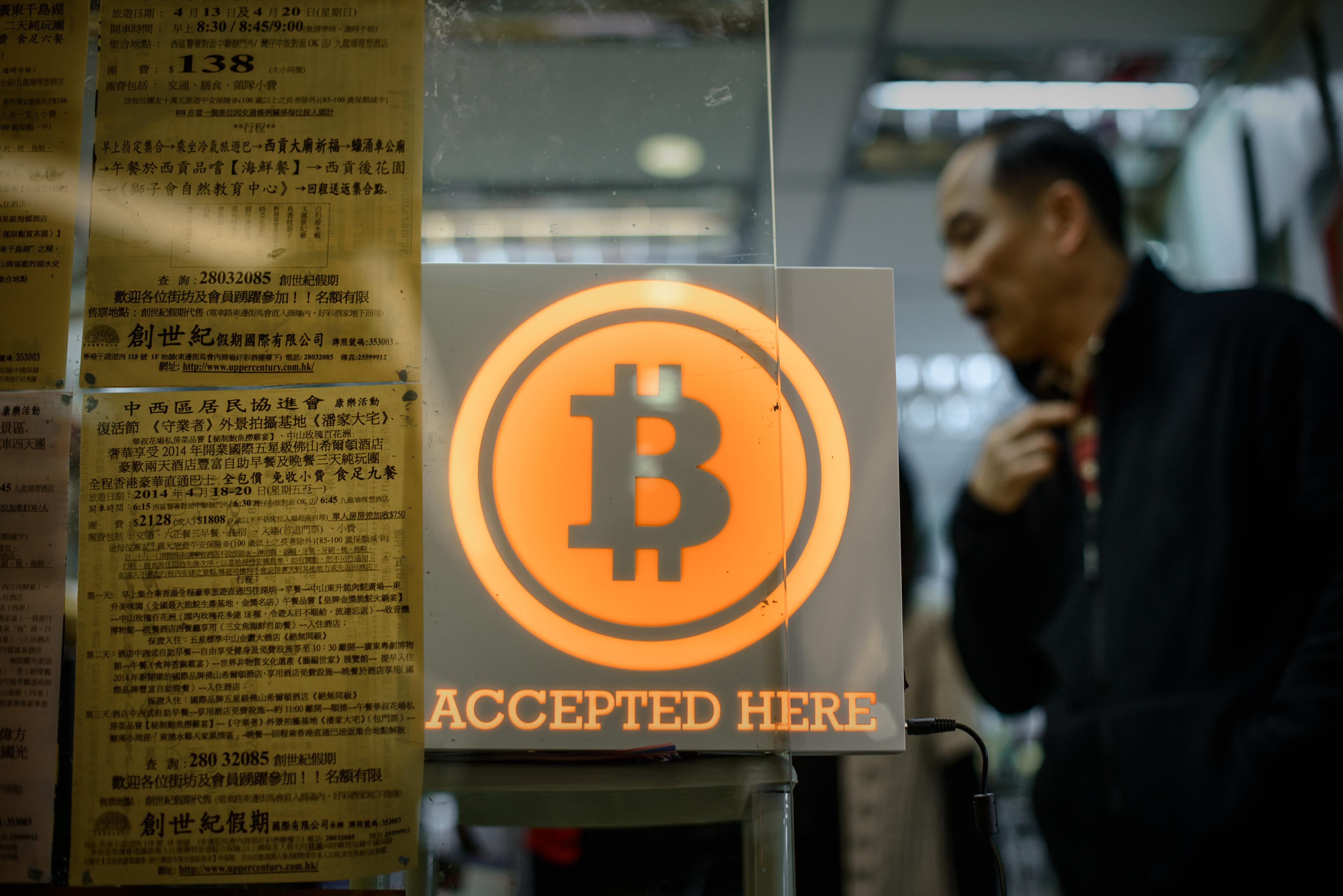Kineser växlar numera till den virtuella valutan bitcoin som ett sätt att komma runt kapitalkontrollen. (Foto: Philippe Lopez /AFP/Getty Images)