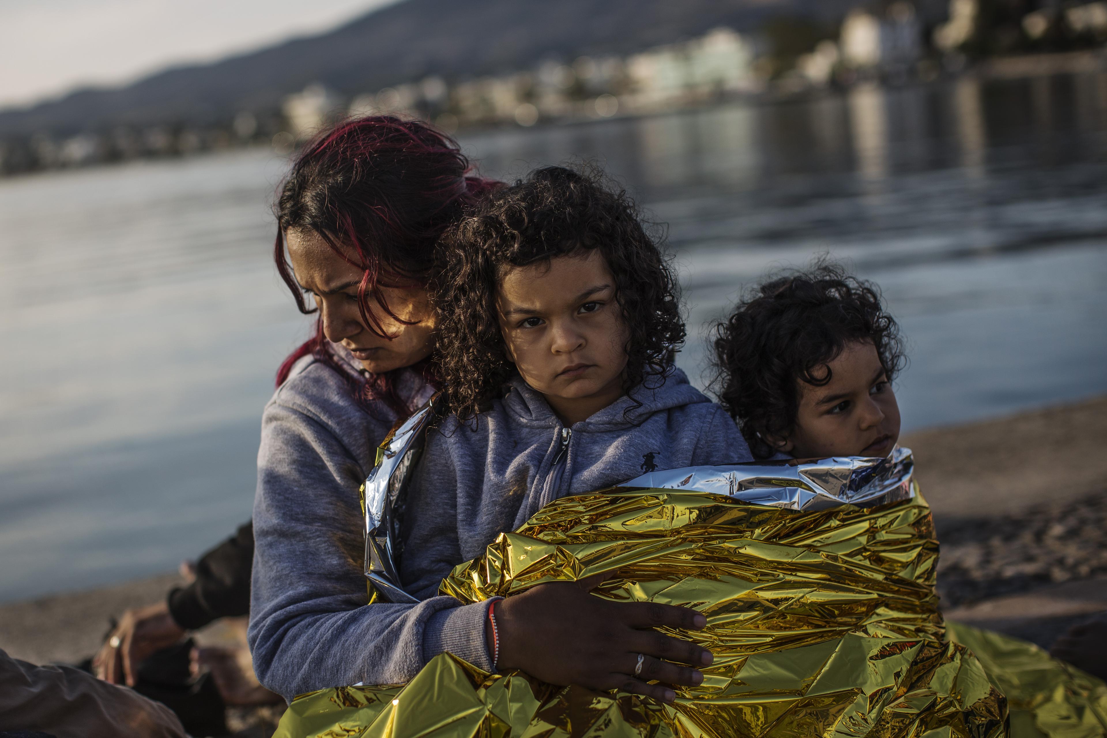 En syrisk familj sitter i Kos hamn sedan de räddats av den grekiska kustbevakningen när de var på drift utanför kusten. (Foto: Dan Kilwood /Getty Image)