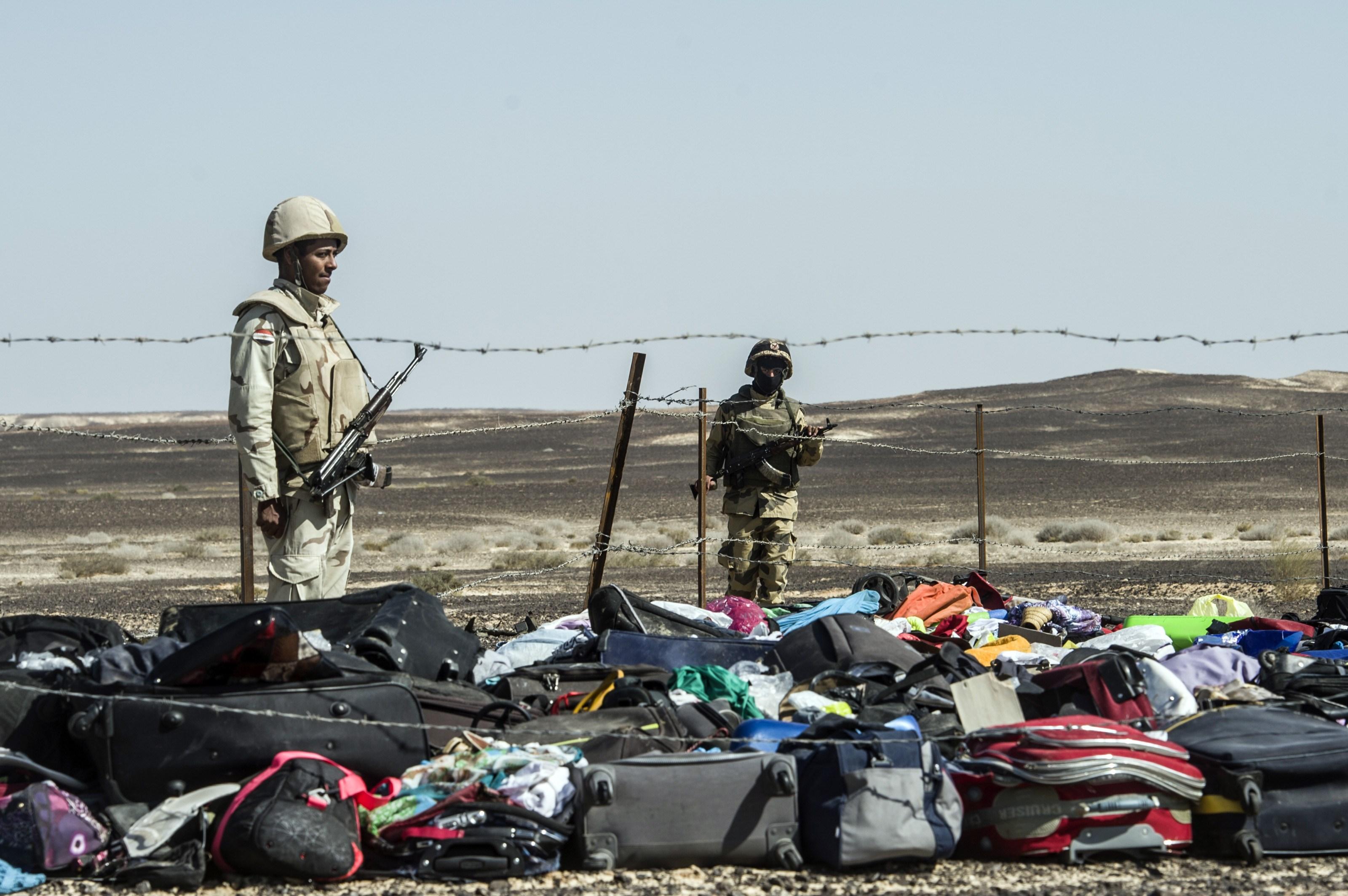Egyptiska soldater vaktar bagage från det ryska flygplanet Airbus A-321 som störtade i Sinaiöknen den 31 oktober. (Foto: Khaled Desouki/AFP/Getty Images)