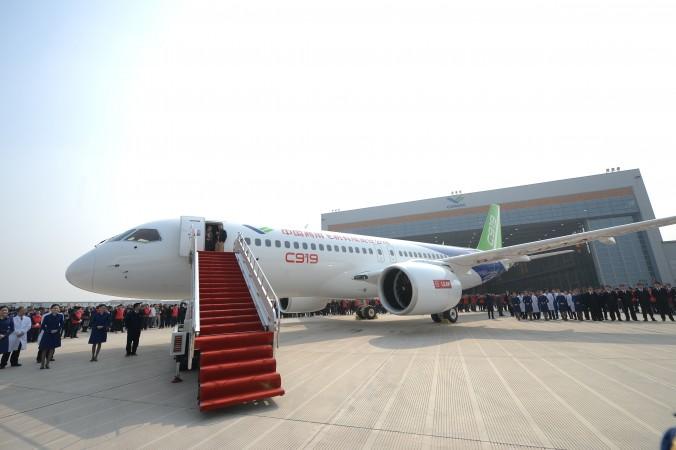  Kinas första egentillverkade passagerarjet för linjetrafik, C919, presenterades på Shanghai Aircraft Manufacturing Co., Ltd måndagen 2 november. (Foto: ChinaFotoPress/Getty Images)
