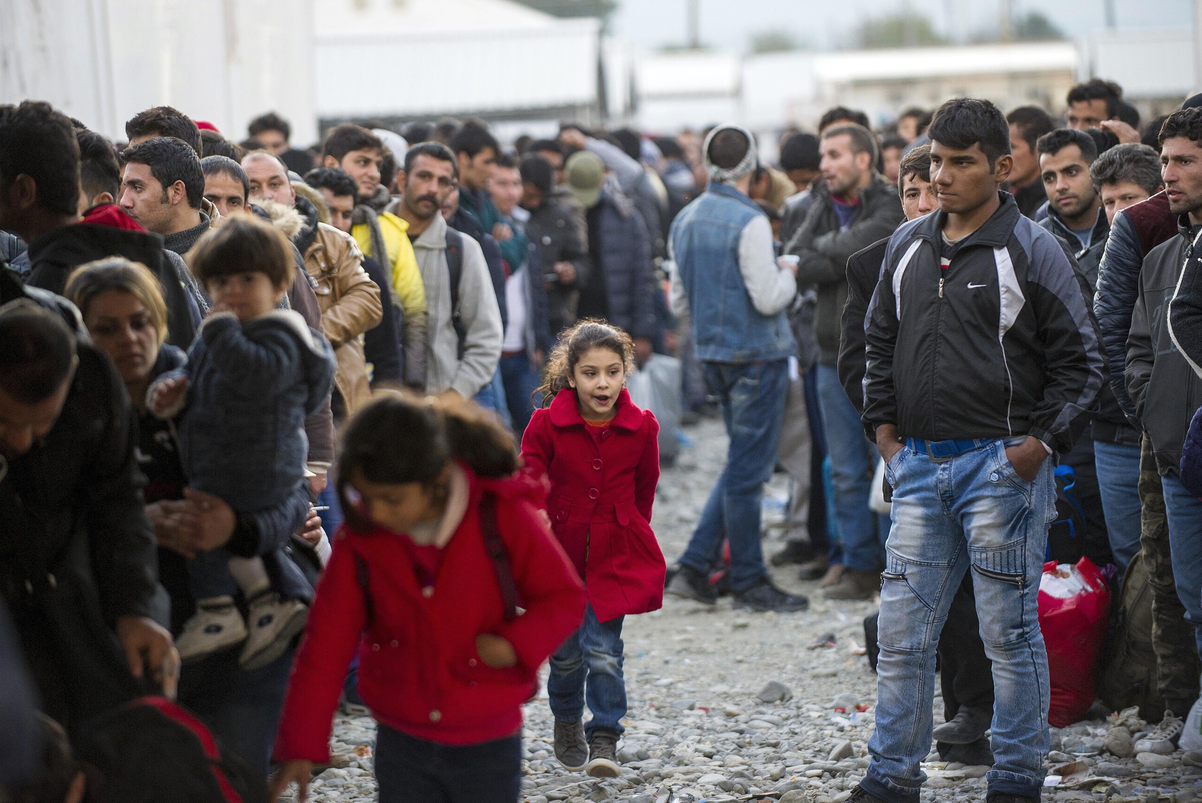 Migranter och flyktingar väntar på ett tåg till Serbien vid gränsen mellan Grekland och Makedonien den 5 november 2015. Röda Korset är bekymrade över hur vintern ska drabba de flyende.    (Foto: Robert Atanasovski/AFP/Getty Images)