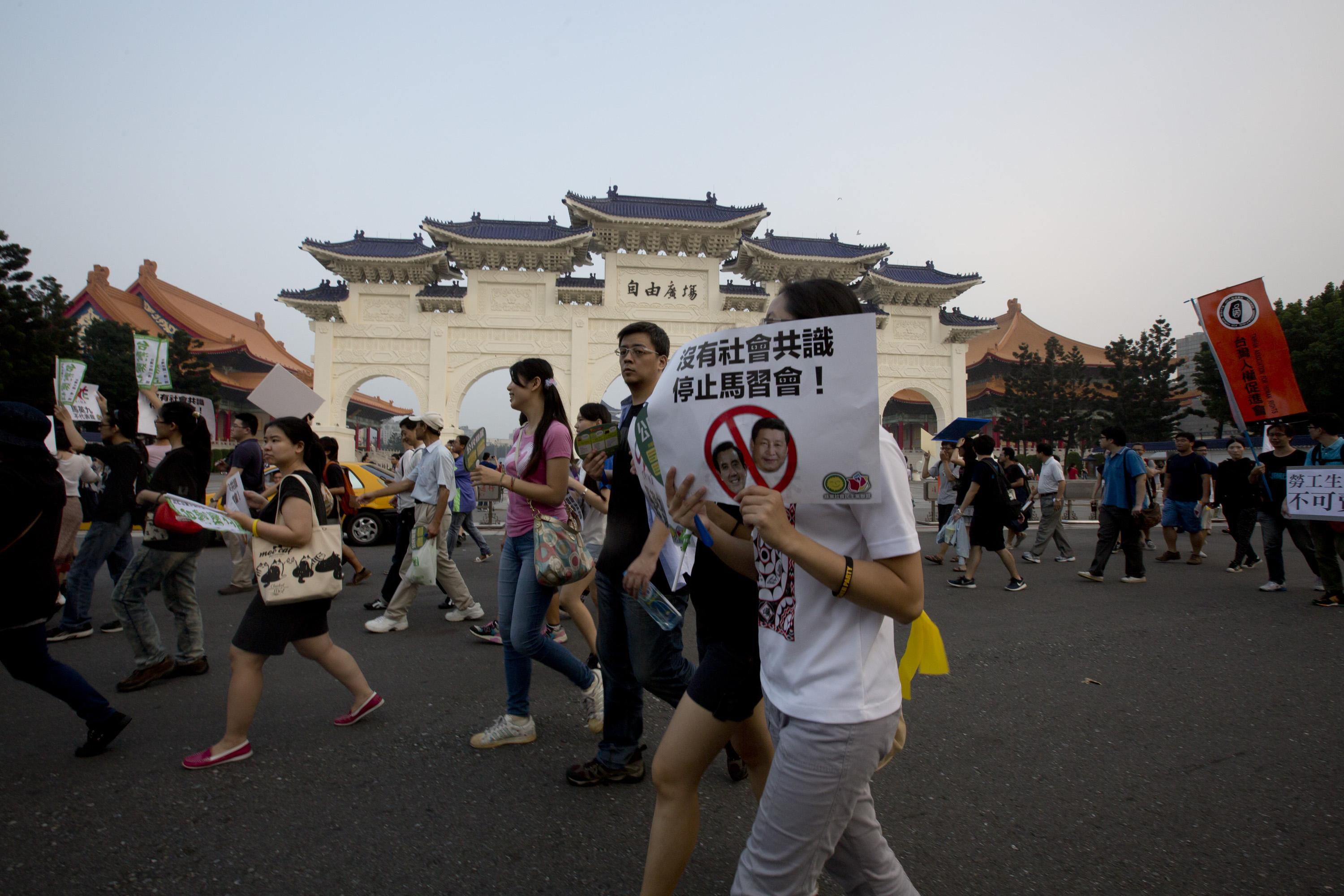 Protester i Taiwans huvudstad Taipei, i samband med mötet mellan Kinas och Taiwans högste ledare. Det var det första mötet mellan ländernas högsta ledare på nästan sju decennier. Tre veckor senare utväxlar länderna fångar, som en gest av välvilja. (Foto: Ashley Pon/Getty Images)