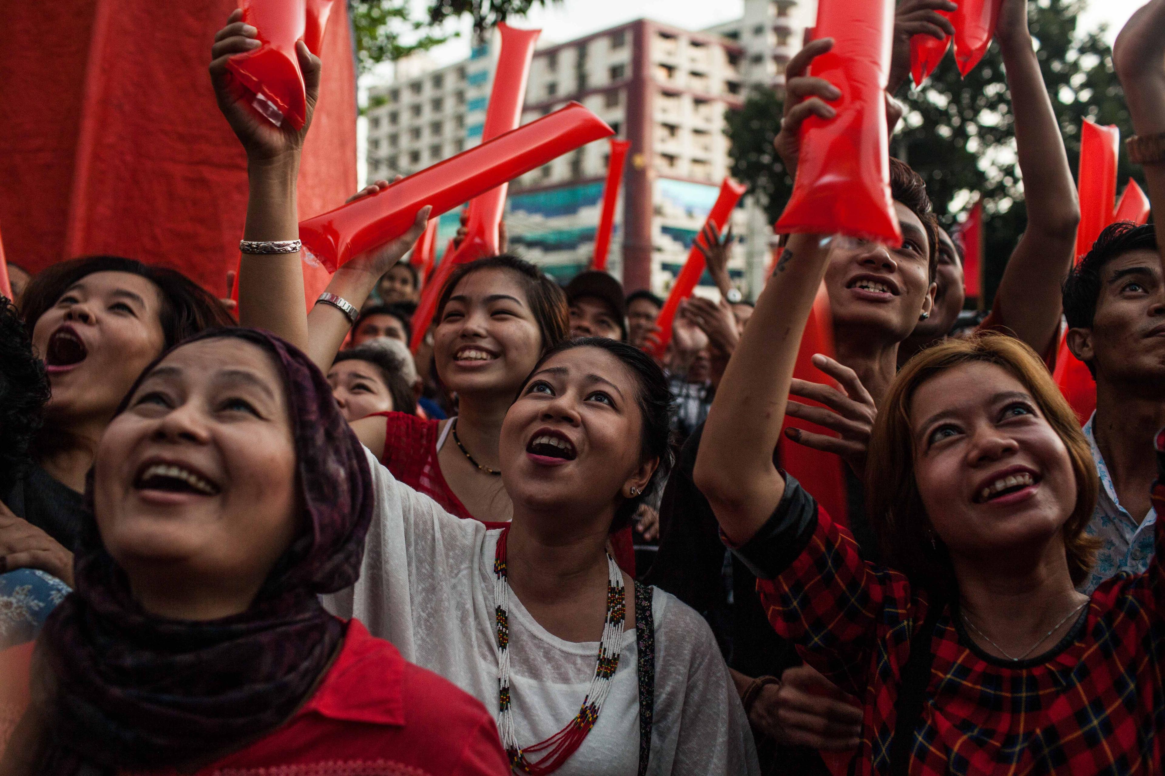 Glädjen var stor bland folket som samlats utanför oppositionspartiet NLD: s kontor i Rangoon vid slutet av söndagens första fria och rättvisa val i Burma. (Foto: Lauren DeCicca /Getty Image)