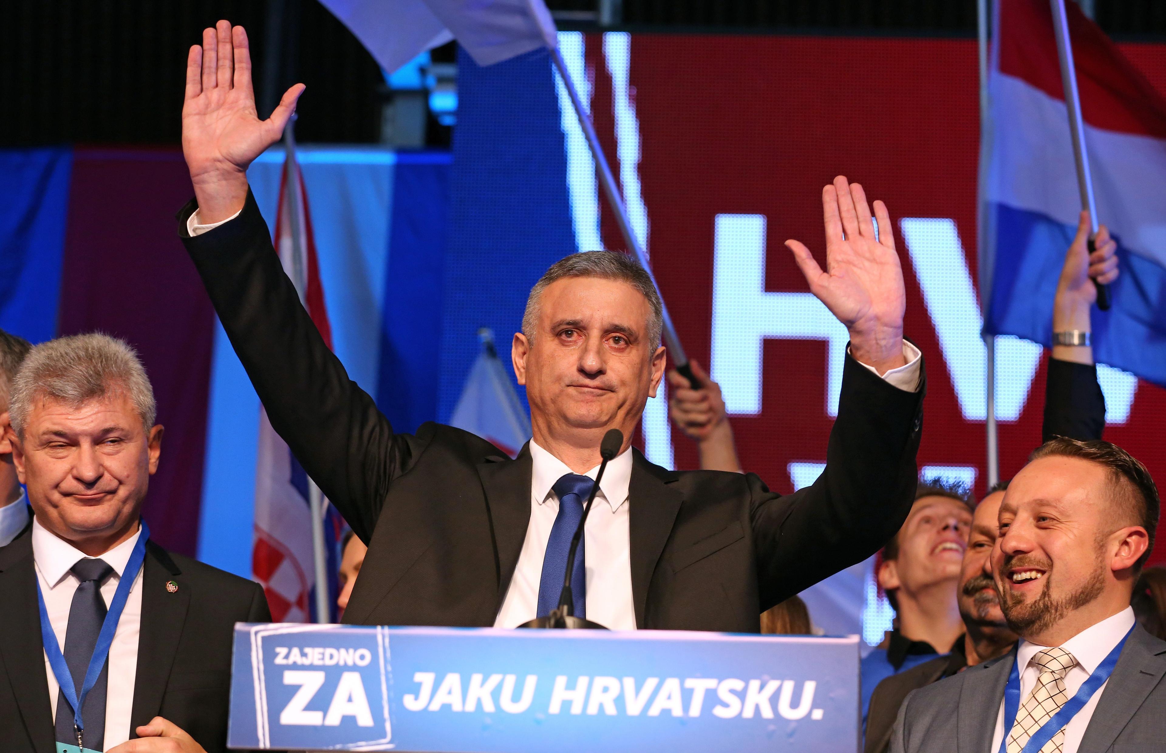 Ledaren för Kroatiens konservativa och nationalistiska oppositionsparti HDZ, Tomislav Karamarko, utropar valseger i Kroatien, söndagen den 8 november. (Foto: STR/AFP/Getty Image)