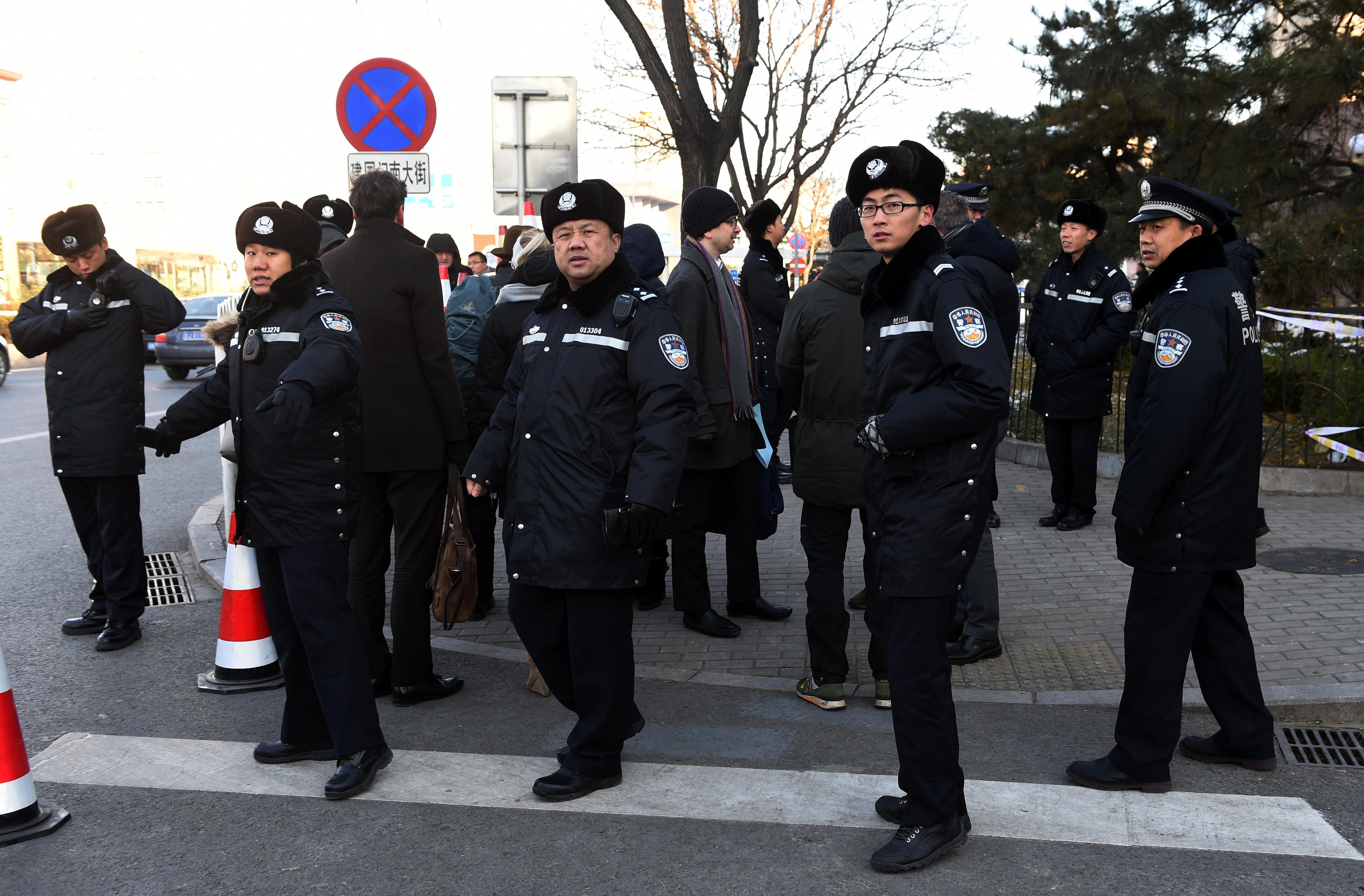 Polis patrullerar utanför domstolen i Peking där journalisten Gao Yus fall överklagades, torsdagen den 26 november. Gaos straff sänktes från sju till fem års fängelse. (Foto: Greg Baker /AFP/Getty Images)