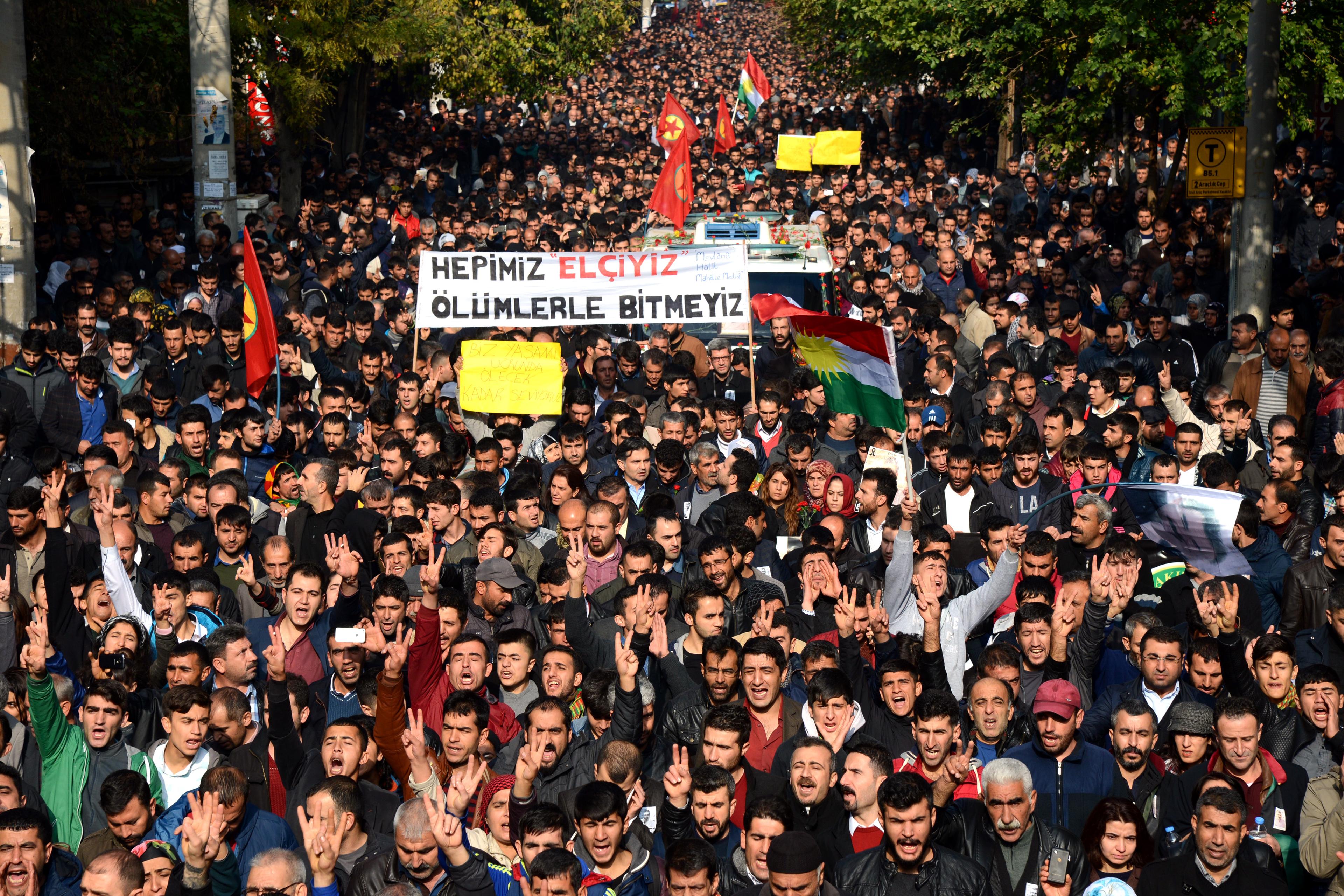 Tusentals människor följde kistan med den mördade människorättsadvokaten Tahir Elci som begravdes på söndagen. (Foto: Ilyas Akengin /AFP/Getty Image)