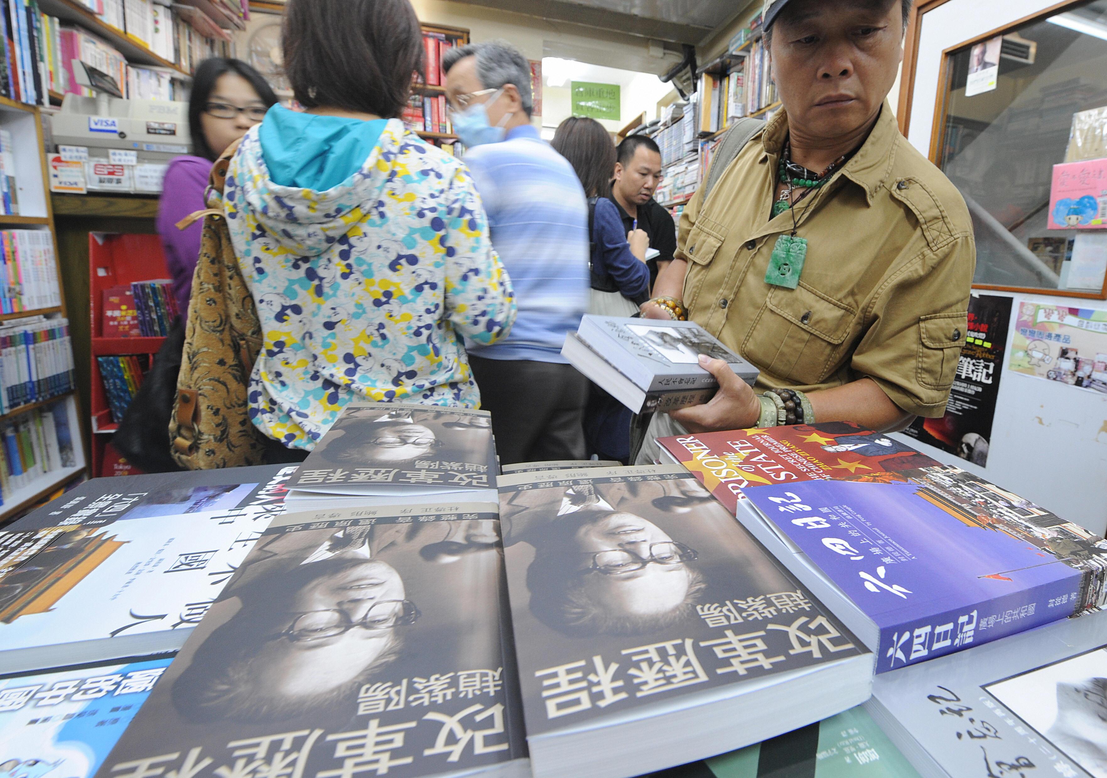 De fyra publicister med kopplingar till en regimkritisk förläggare i Hongkong som kidnappades i oktober får inget stöd av den kinesiska förläggarföreningen, som är lojal mot den kinesiska regimen. Bilden har inget direkt samband med artikeln.  (Foto: Mike Clarke/AFP/Getty Images)