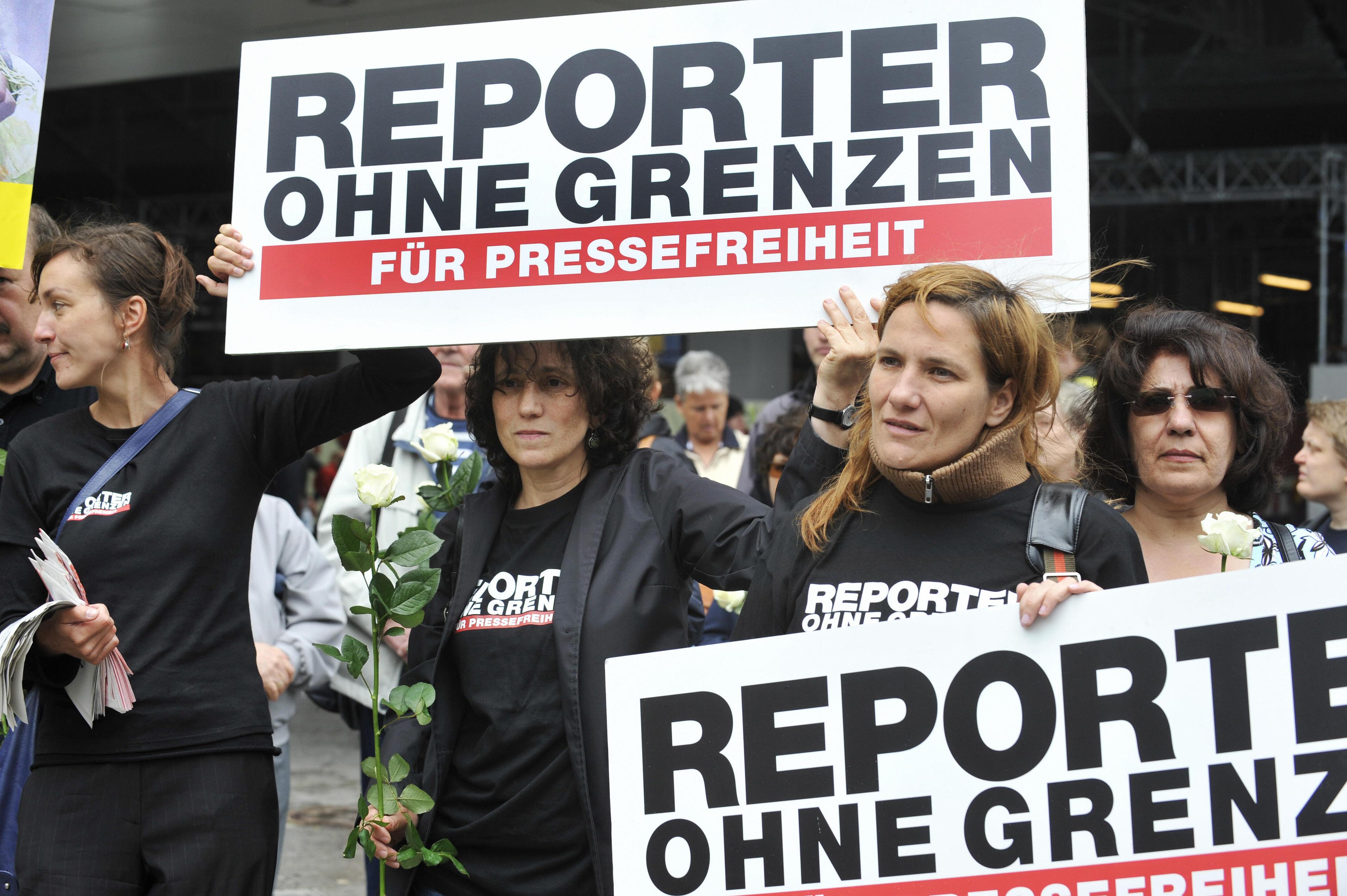 På bilden ses tyska Reportrar utan gränser delta i en demonstration för fängslade journalister i Iran 25 juli 2009. (Foto: David Gannon /AFP/Getty Images) 